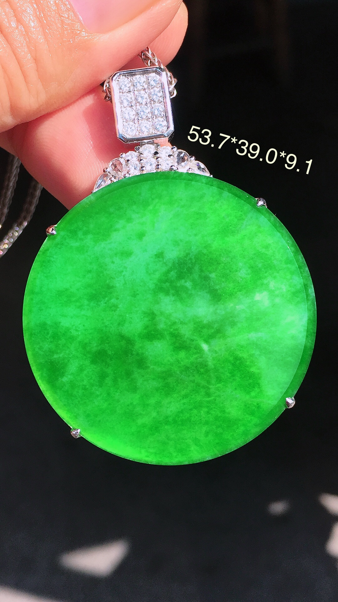 阳绿平安扣吊坠，色泽均匀艳丽，玉质细腻，荧光感超
强，饱满圆润，尽显优雅气质，18k
金豪华镶嵌