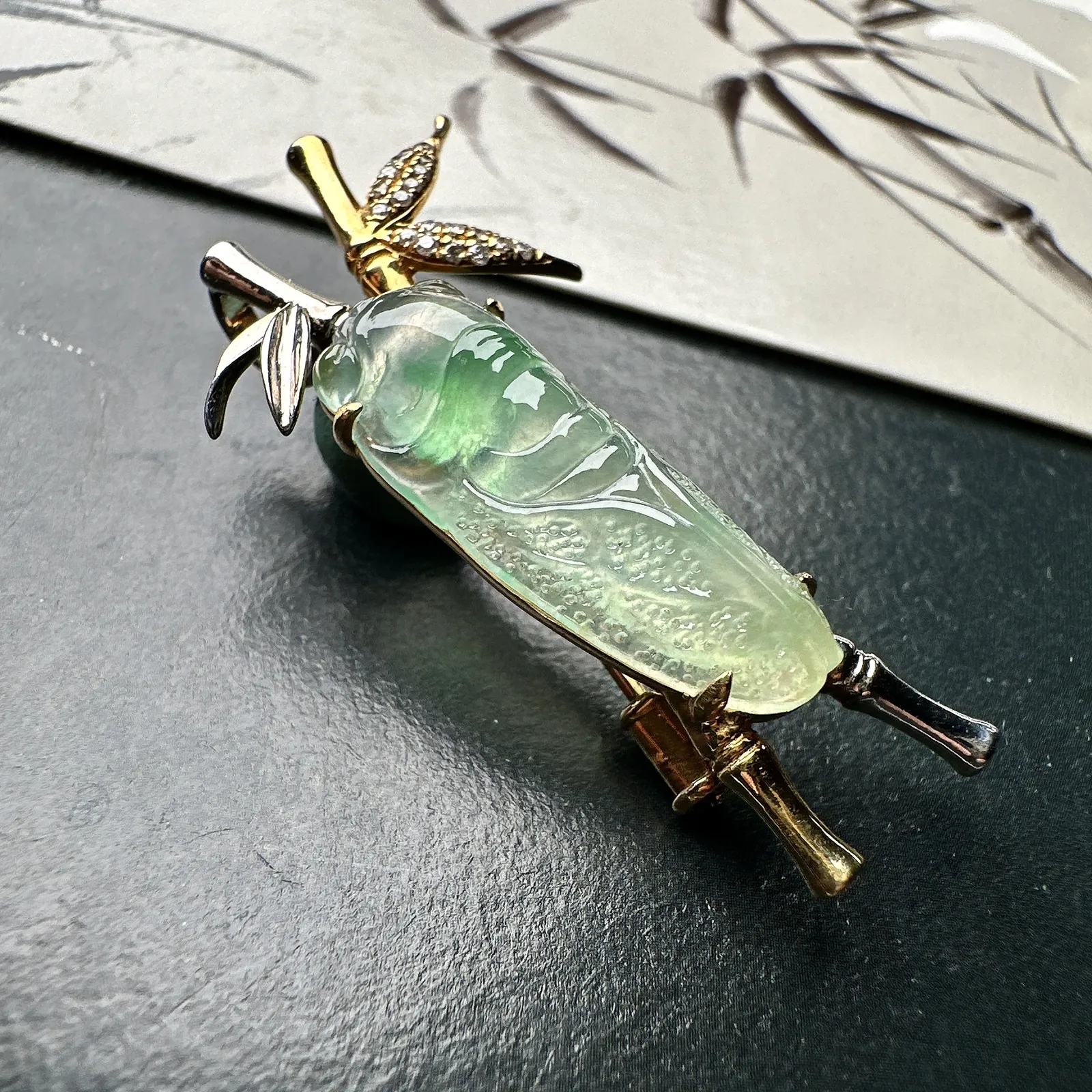 【冰种飘绿镶嵌知了】一鸣惊人，胸针、吊坠两用款，质地非常细腻，通透度很好，18k金钻镶嵌，裸石尺寸23.9*9.2*4.8毫米
