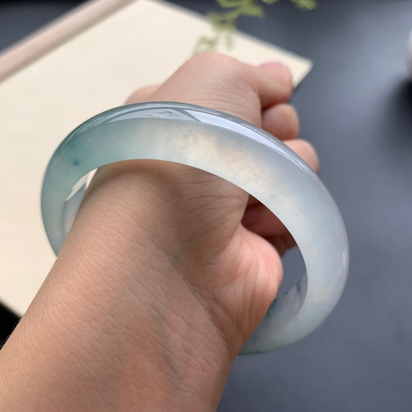 58.8圈口冰种飘花正圈手镯 尺寸：58.8-13.8-8，无纹裂，冰透水润，优雅迷人