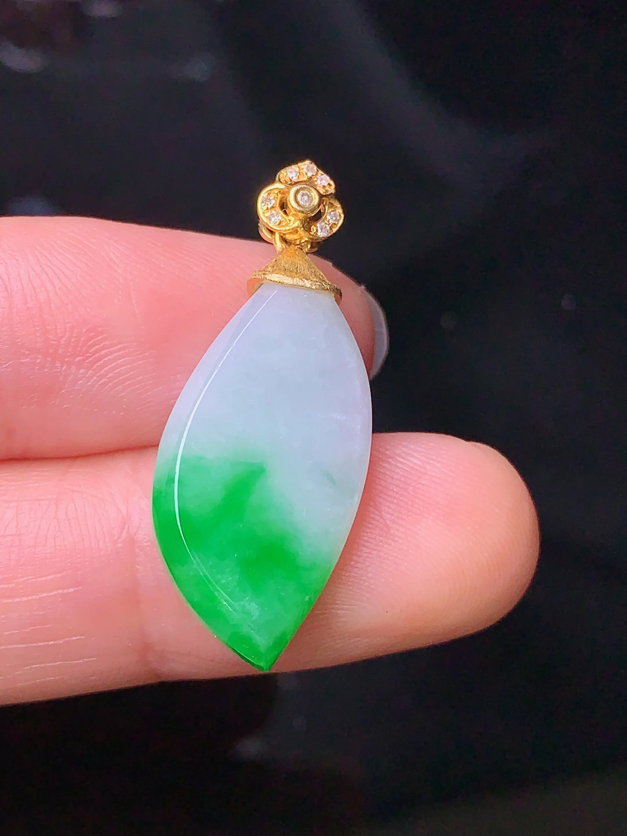 18k金钻镶嵌飘绿随形吊坠 玉质细腻 色泽清新艳丽 整体尺寸29.5*12*4
