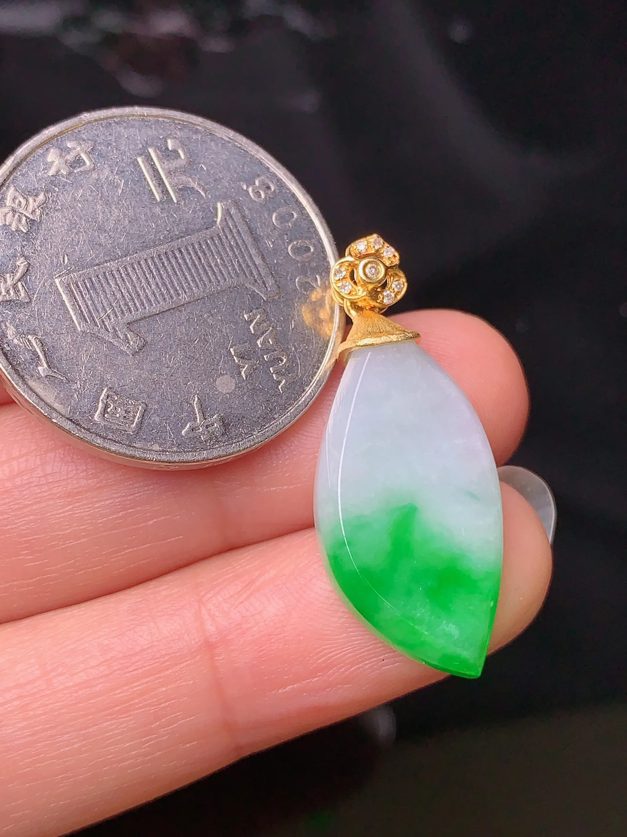 18k金钻镶嵌飘绿随形吊坠 玉质细腻 色泽清新艳丽 整体尺寸29.5*12*4