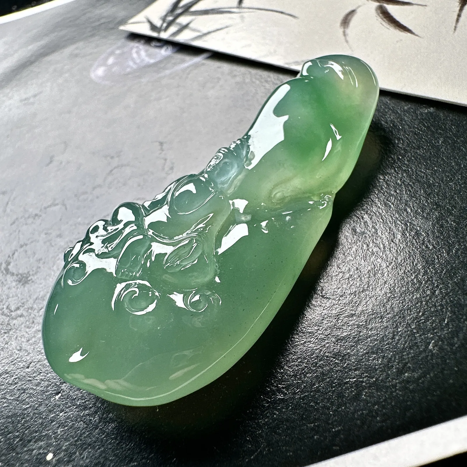 【冰种晴绿随形观音】质地细腻，通透度上佳，冰感十足，适合佩戴。