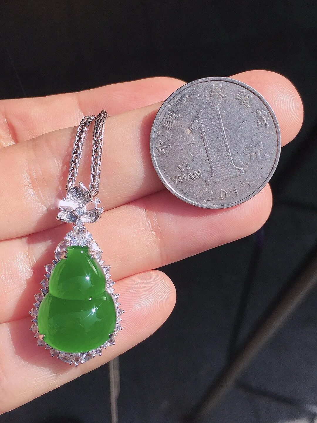 阳绿葫芦吊坠，色泽均匀艳丽，玉质细腻，荧光感超
强，饱满圆润，尽显优雅气质，18k
金豪华镶嵌