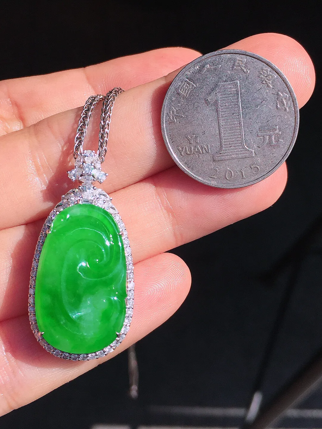 阳绿如意吊坠，色泽均匀艳丽，玉质细腻，荧光感超
强，饱满圆润，尽显优雅气质，18k
金豪华镶嵌