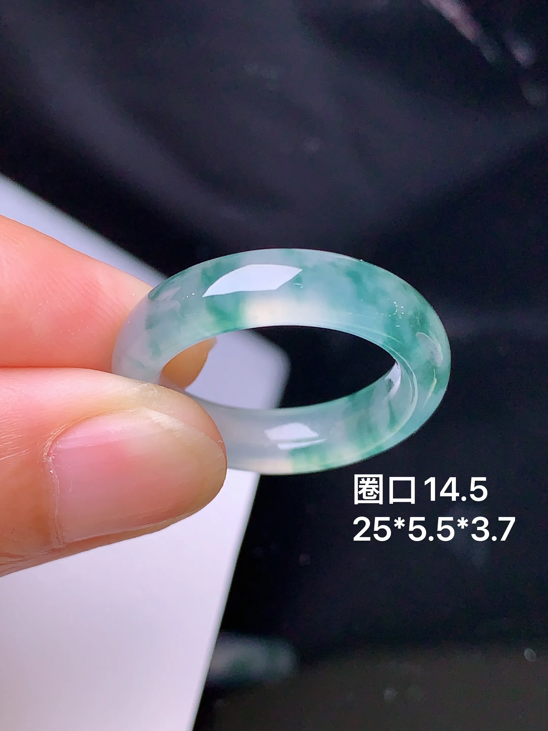 冰种飘绿指环 玉质细腻 色泽清新艳丽 整体尺寸25*5.5*3.7圈口14.5