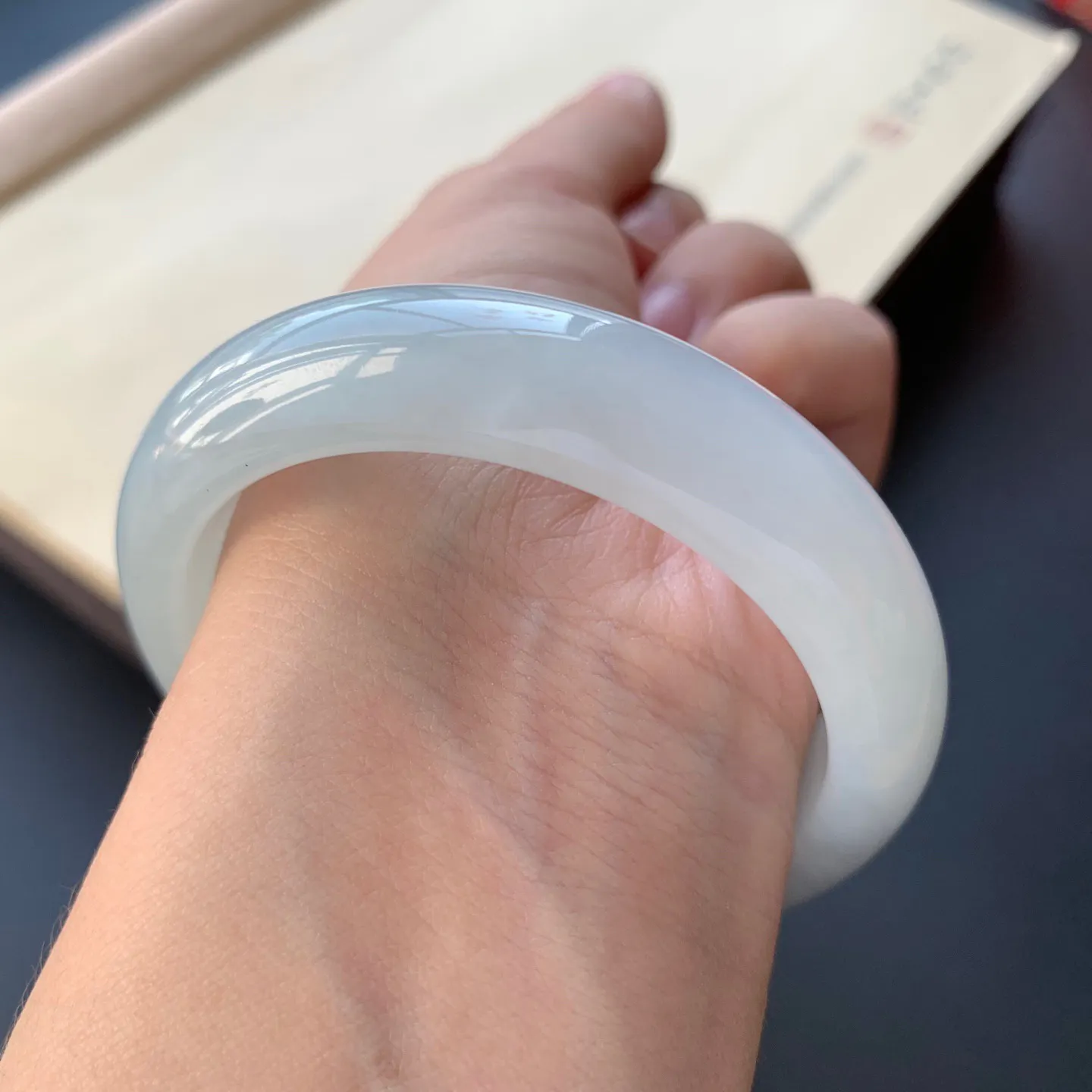 52圈口细糯正圈手镯 尺寸：52-13.5-8.2，无纹裂，细腻釉洁，清爽干净