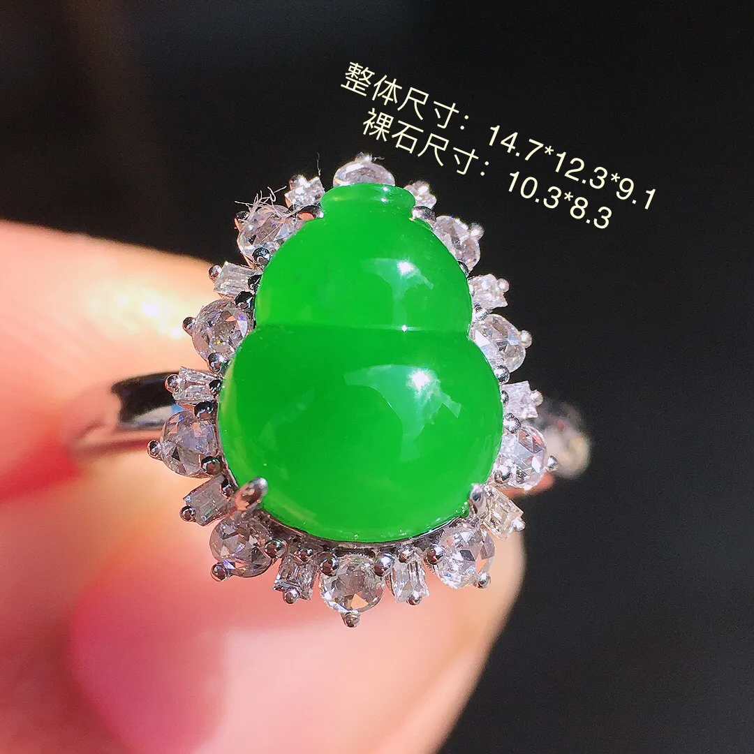 阳绿葫芦戒指，色泽均匀艳丽，玉质细腻，荧光感超
强，饱满圆润，尽显优雅气质，18k
金豪华镶嵌