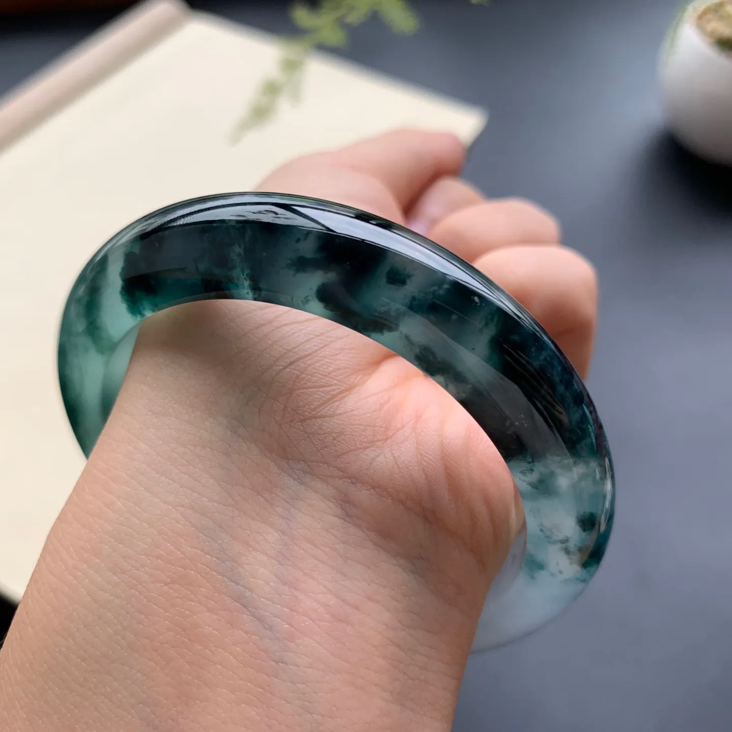 55.2圈口冰种飘花正圈手镯 尺寸：55.2-11.6-9，水润透亮，花色浓郁