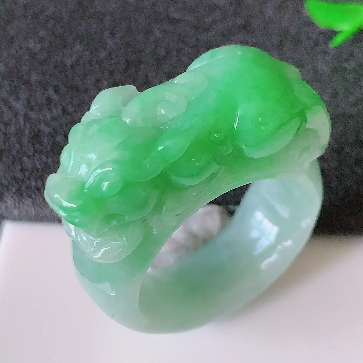 自然光实拍，貔貅扳指，20.2mm内径飘绿翡翠扳指，冰润指环，玉扳指，戒指，财源滚滚，玉质细腻起胶，24圈口，种水好！#1.7尺寸33*20.2*11.8*8.8