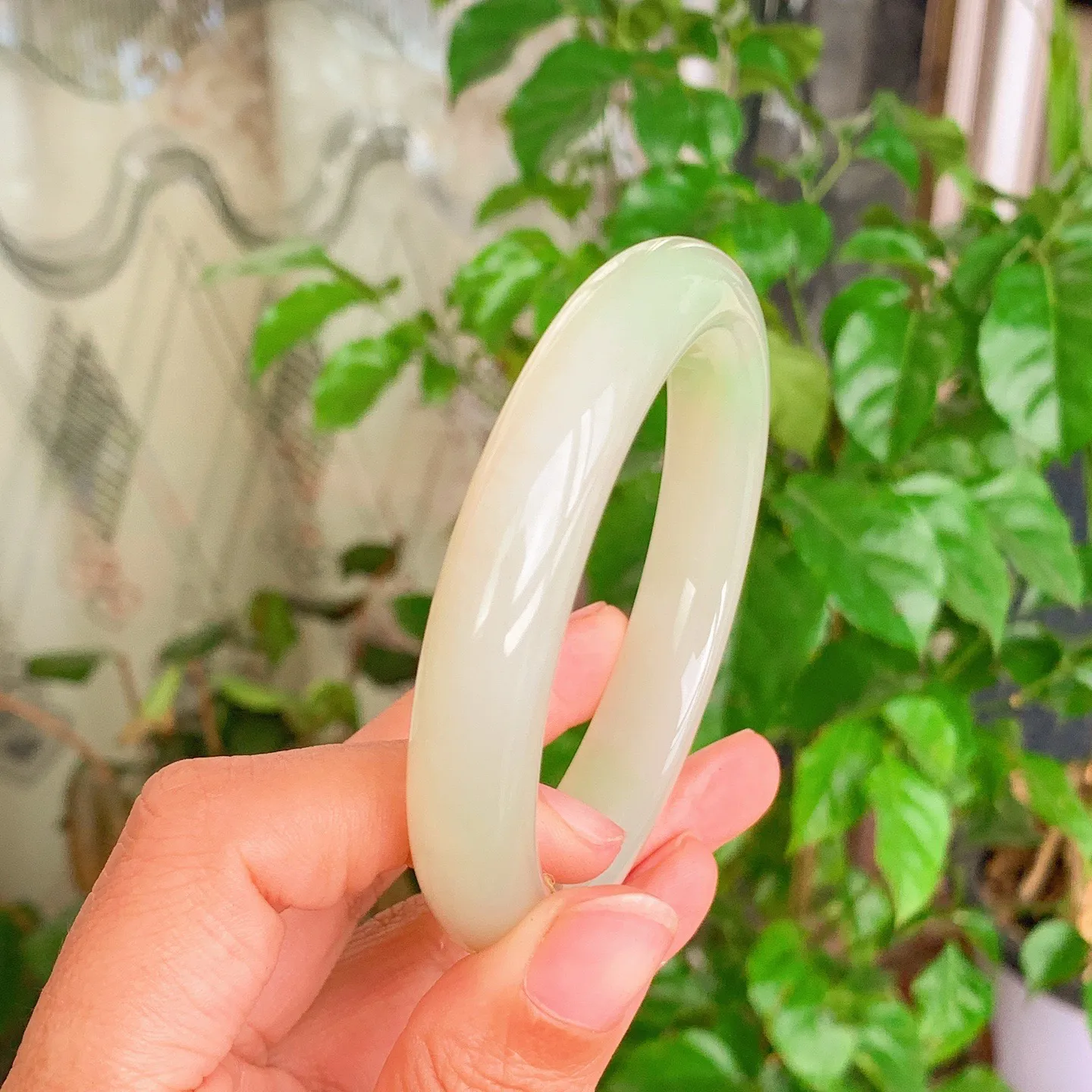 59圈口 和田玉青海翠翠青手镯   59圈口条宽12厚10重58克，玉质细腻油润 底色纯净 脂粉好。结构好。品质好！lt251107