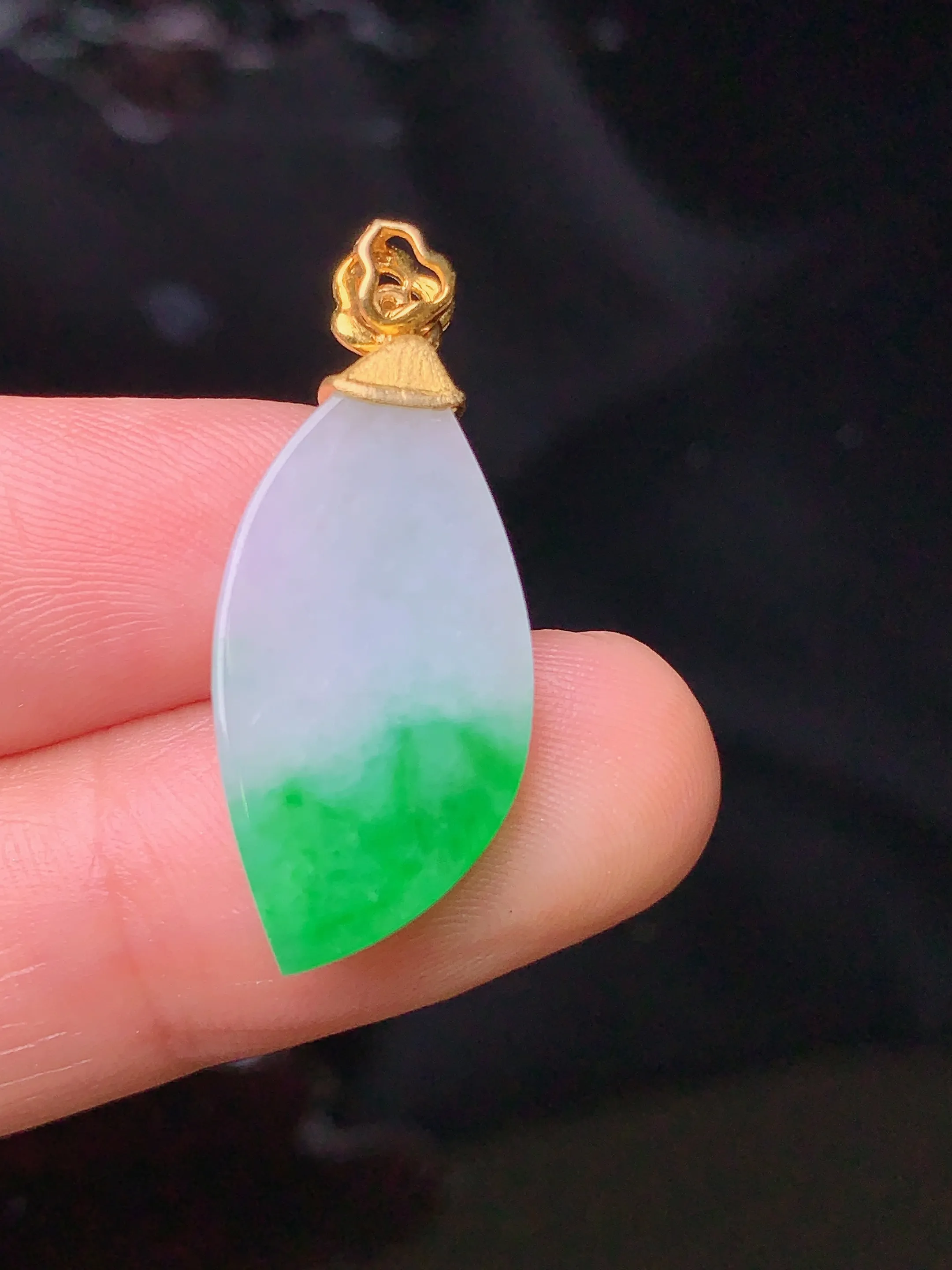 18k金钻镶嵌飘绿随形吊坠 玉质细腻 色泽清新艳丽 整体尺寸29.5*12*4