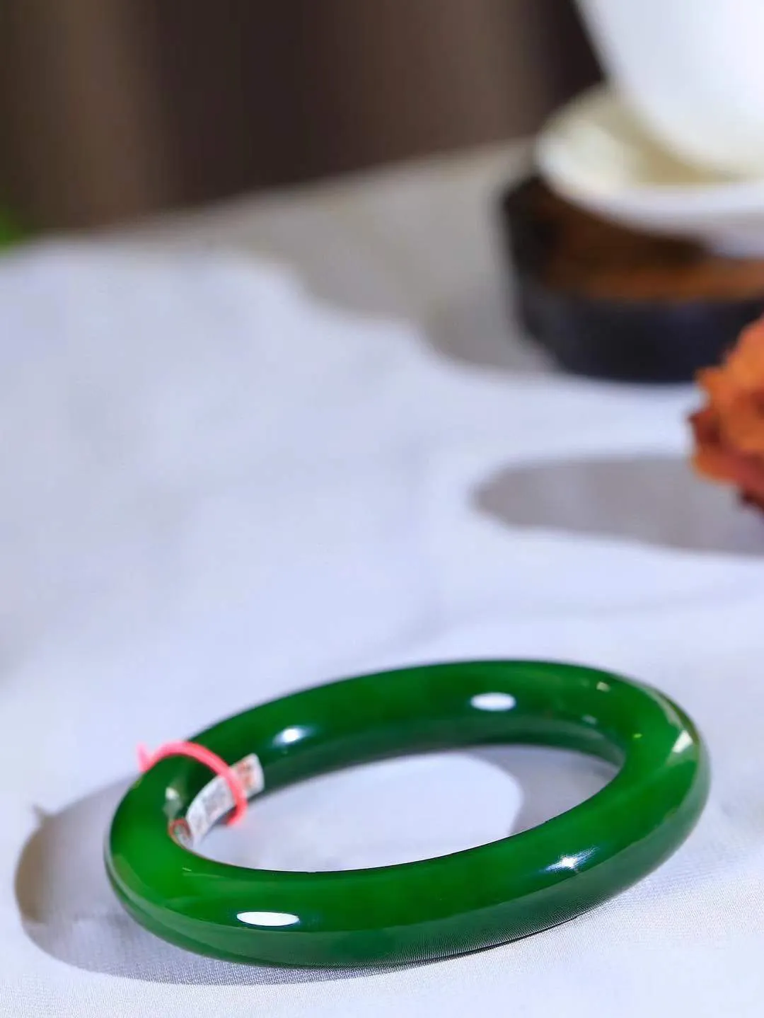 【玉佳人·手镯】

收藏级臻品️和田玉碧玉圆条手镯 ，玉质细腻油润，做工细致精美，端庄素雅，亭亭玉立，芊芊素手。芊芊素手，怎能忘镯？秀美圆条，更显婀娜。内径55.5mm 尺寸11.9-11.7mm重69克69114280A