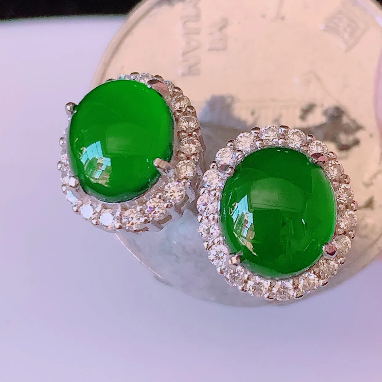 冰透满绿翡翠925银镶嵌耳钉，自然光实拍，翠色灵动，颜色漂亮，种老水足，品相佳，佩戴佳品！#97.7整体17*10.5*9.5裸石8*6.8