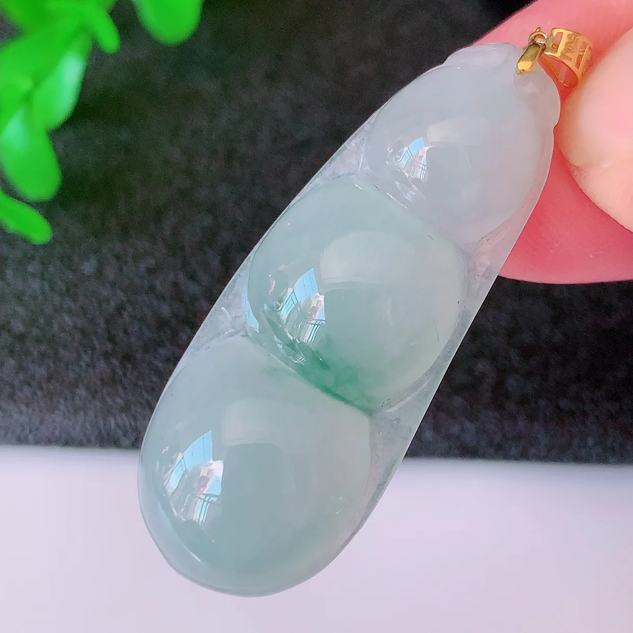 18K金镶嵌冰种飘花翡翠福豆吊坠，种老水足，雕工精湛 ，寓意美好，佩戴时尚出众！#49.7