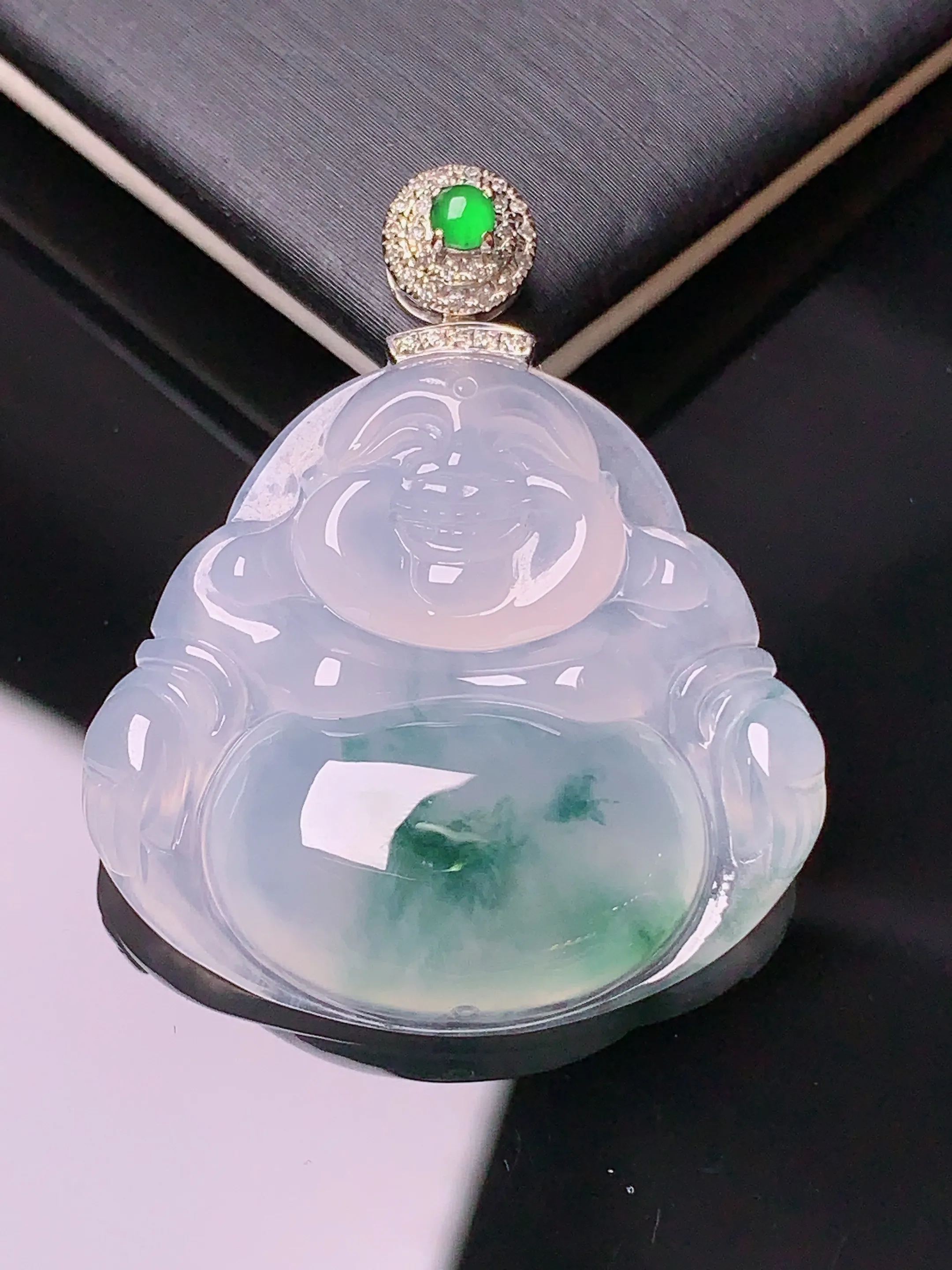 18k金钻镶嵌飘绿佛公吊坠 玉质细腻 色泽清新艳丽 整体尺寸34.2*28.5*6