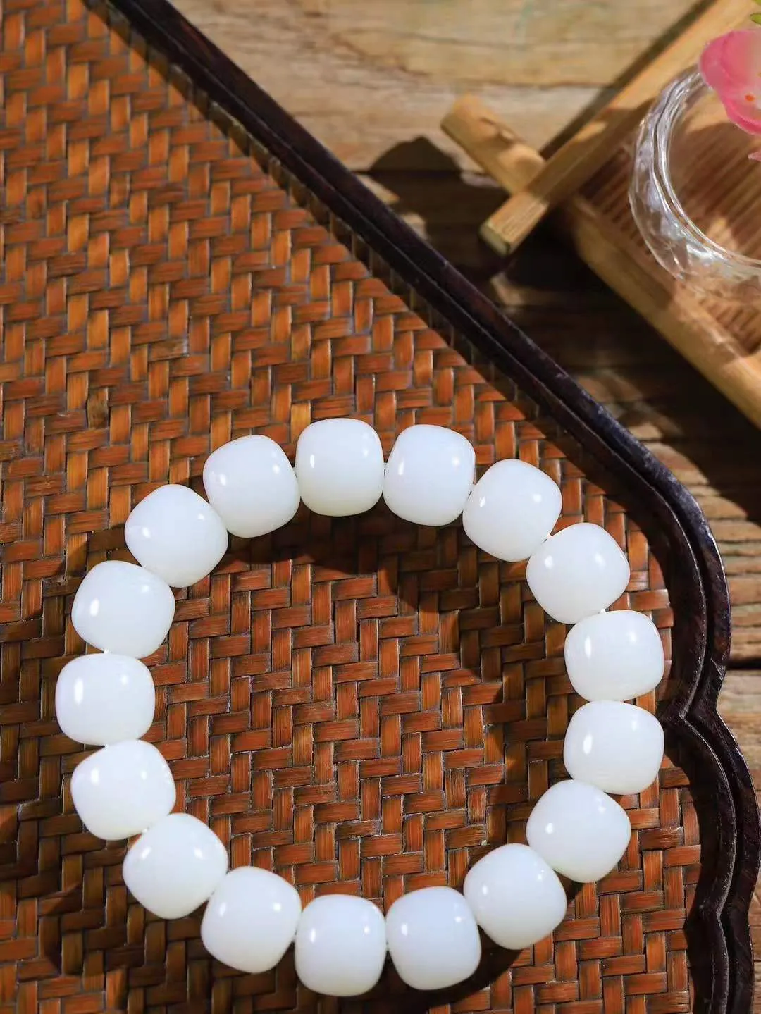 （老型珠.手串）

精品 和田玉白玉老型珠手串，也可做手持，玉质细腻油润 饱满光滑 质朴无华，悠远简单，人心境界远，百世修炼深，心灵常驻善意持，觉悟人生百世修。重74.4克    尺寸取一12.4-13.9mm    54110231L