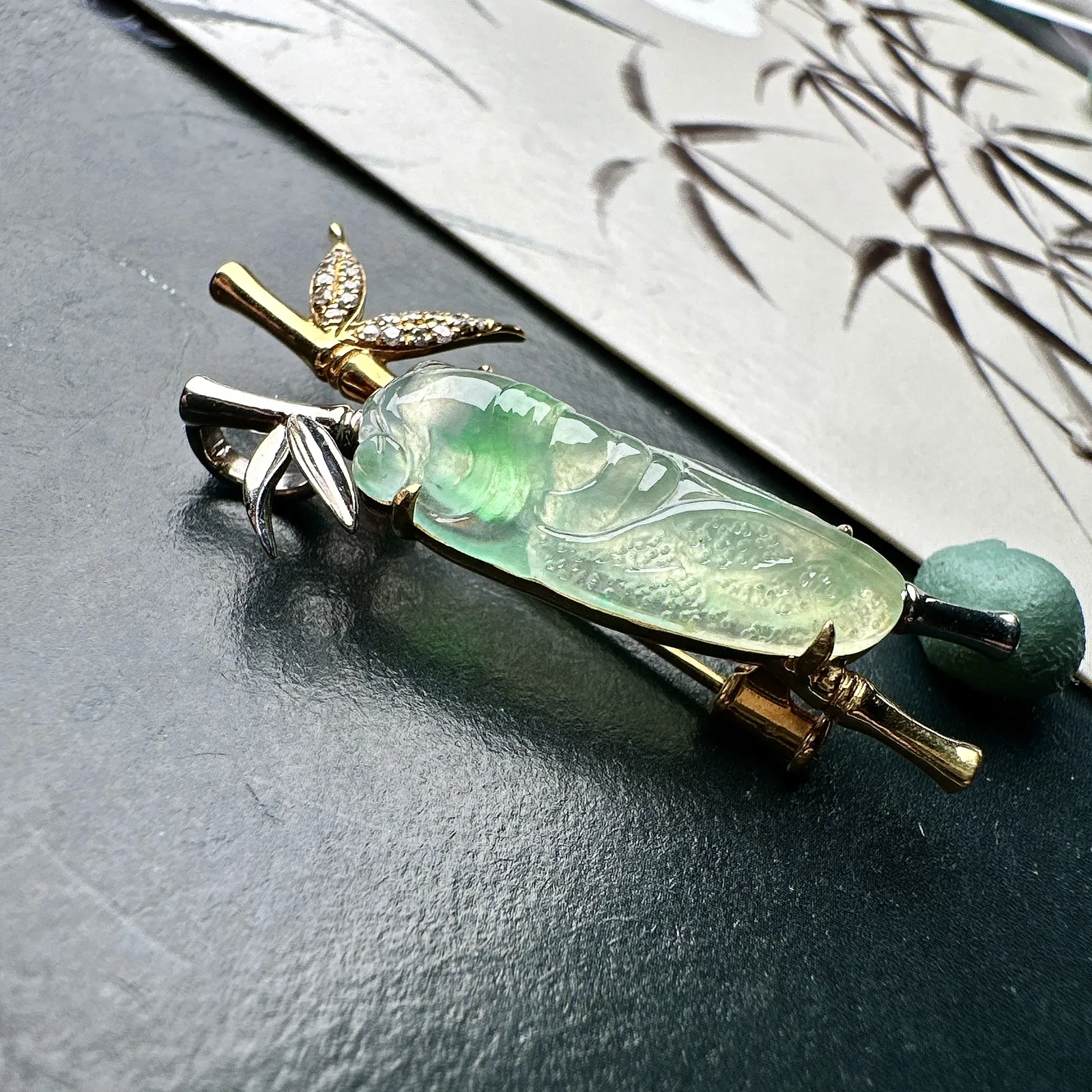 【冰种飘绿镶嵌知了】一鸣惊人，胸针、吊坠两用款，质地非常细腻，通透度很好，18k金钻镶嵌，裸石尺寸23.9*9.2*4.8毫米
