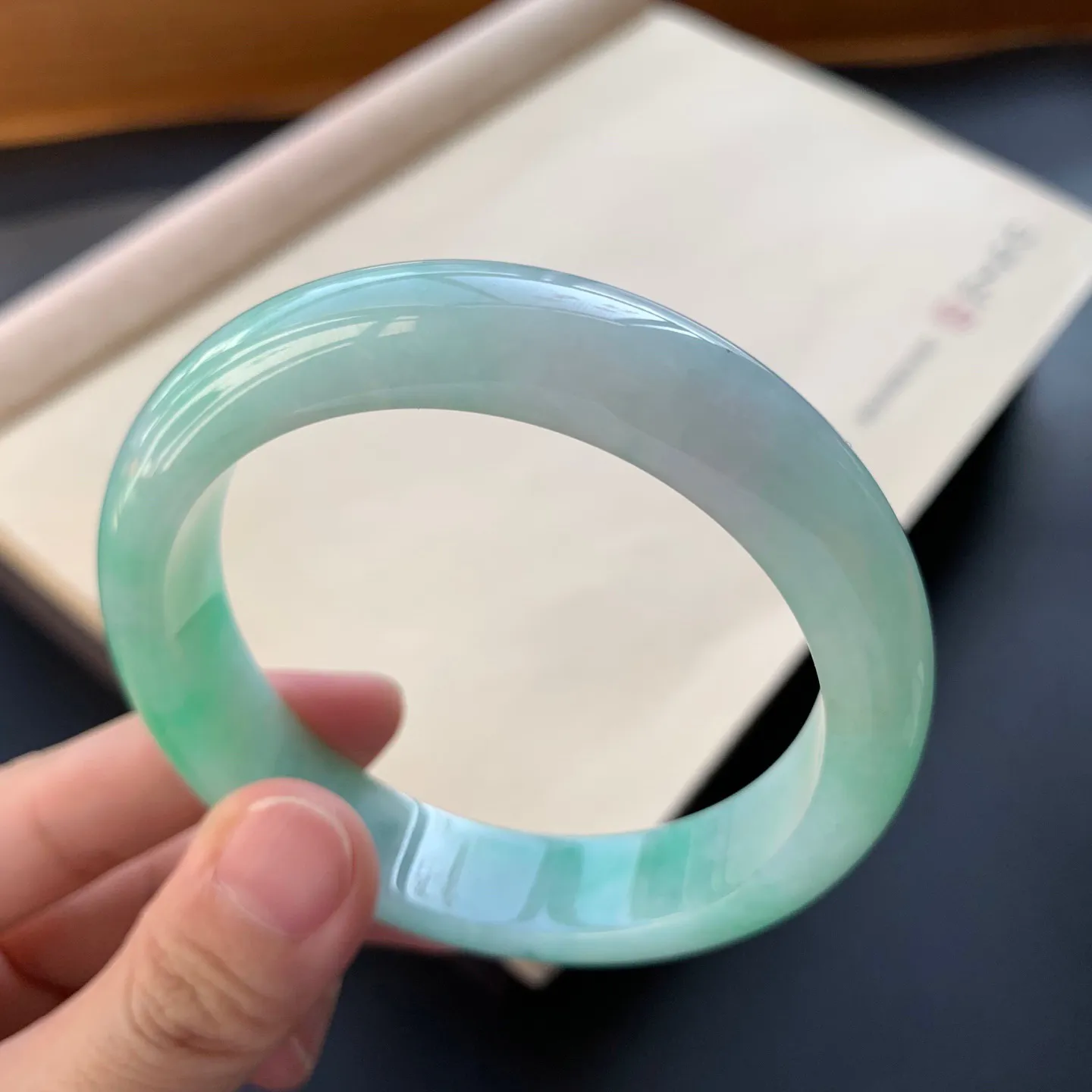 56.5圈口飘绿正圈手镯 尺寸：56.5-13.2-8.2，无纹裂，细腻光滑，色泽靓丽