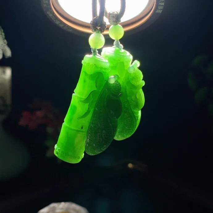 单个价！和田玉阳绿俄罗斯碧玉一鸣惊人节节高升挂件。尺寸44/22/14总重44.5克。玉质细腻油润。手推出油。佩戴高端典雅。lt251107