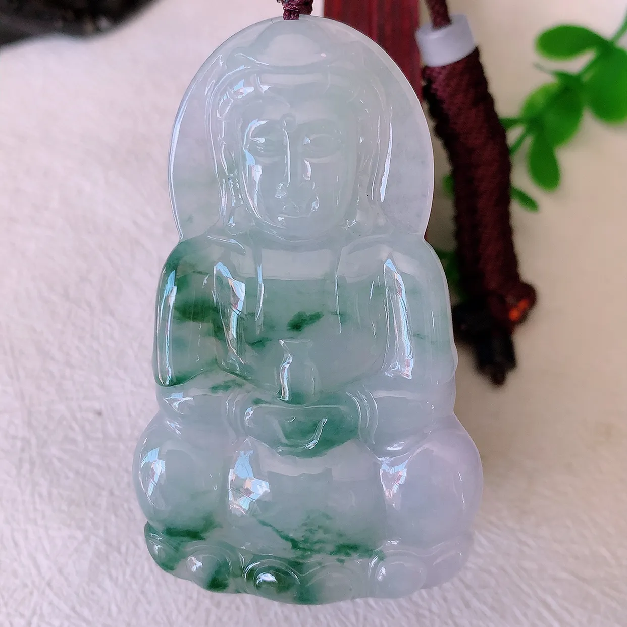 自然光实拍，大件冰飘花观音菩萨吊坠，赐福翡翠观音，翠绿迷人，观音面相端庄，佩戴时尚出众！#46.7
