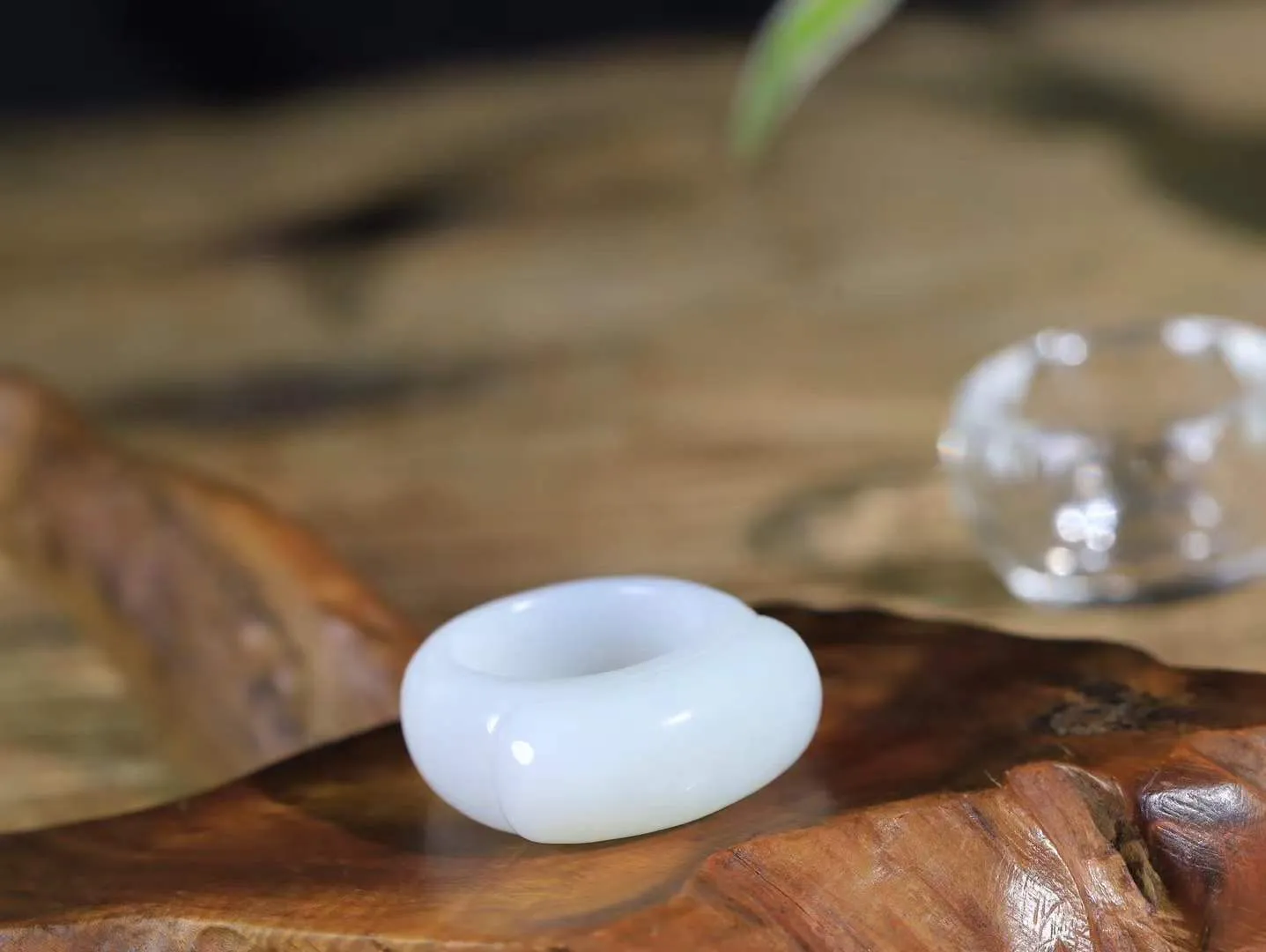 【古韵·扳指】

精品和田玉白玉扳指，玉质温润，油润感十足， 整器古韵生辉。优雅高贵。运筹帷幄于掌中，决胜于千里之外。重23克 内径圈口21.7mm 尺寸14-10.3mm   FDL-36110842