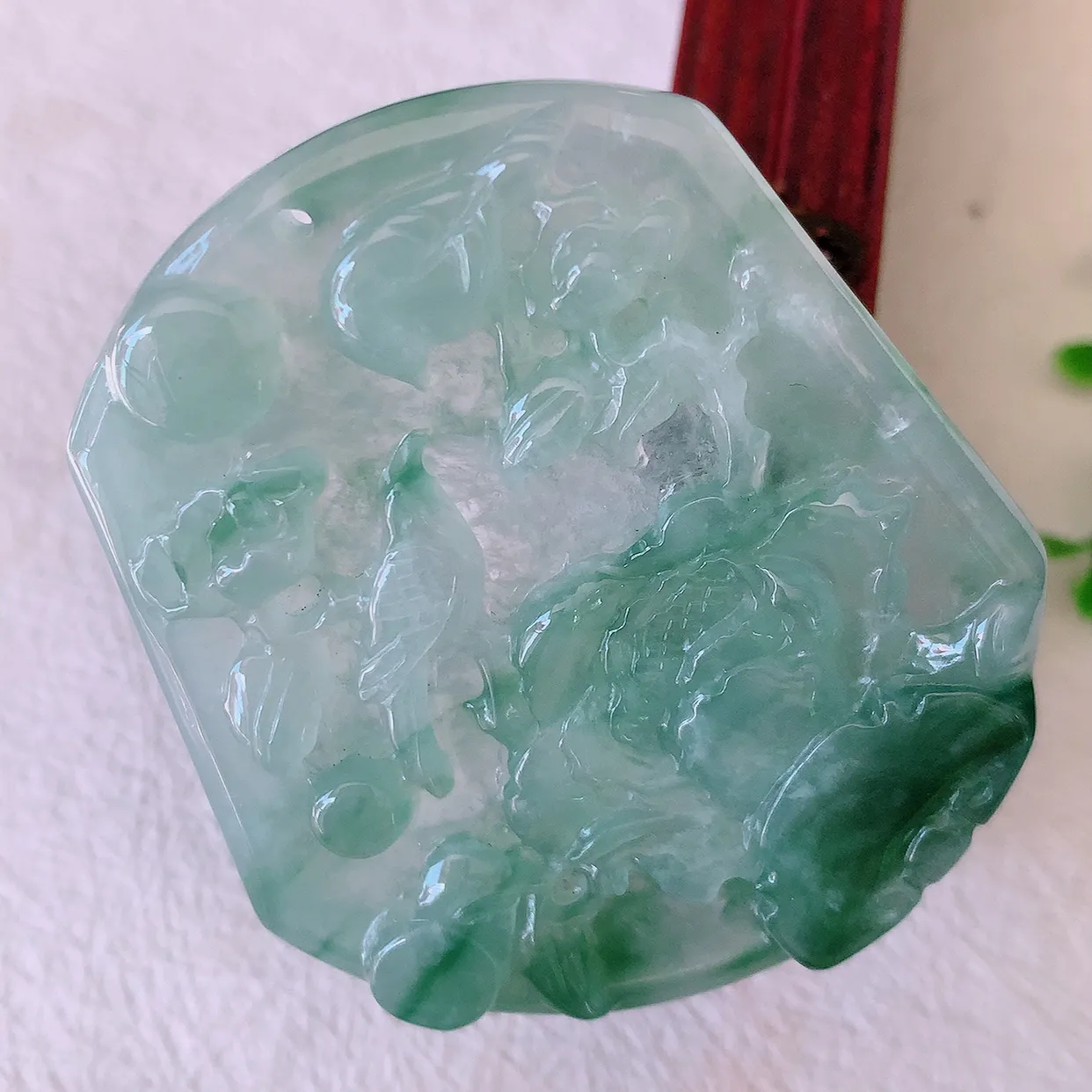 自然光实拍，冰种飘花翡翠喜上眉梢吊坠，时人之家，闻鹊声皆以为喜，故谓喜鹊报喜。”题材有喜上眉梢，双喜临门，花开富贵的美好意义。性价比超值！#46.7