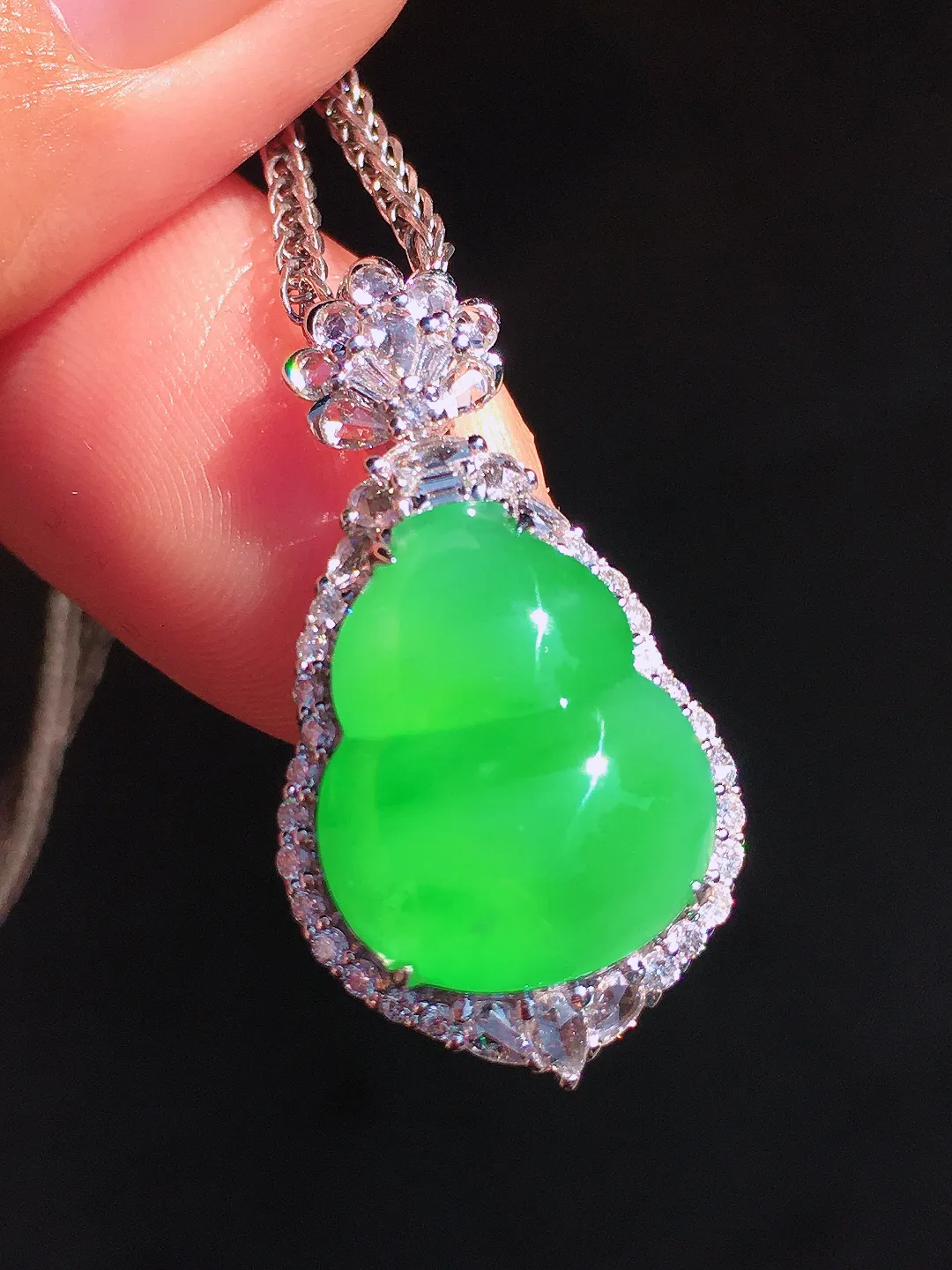 阳绿葫芦吊坠，色泽均匀艳丽，玉质细腻，荧光感超
强，饱满圆润，尽显优雅气质，18k
金豪华镶嵌