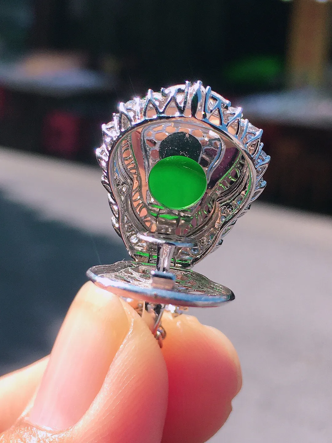 阳绿葫芦吊坠，色泽均匀艳丽，玉质细腻，荧光感超
强，饱满圆润，尽显优雅气质，18k
金豪华镶嵌