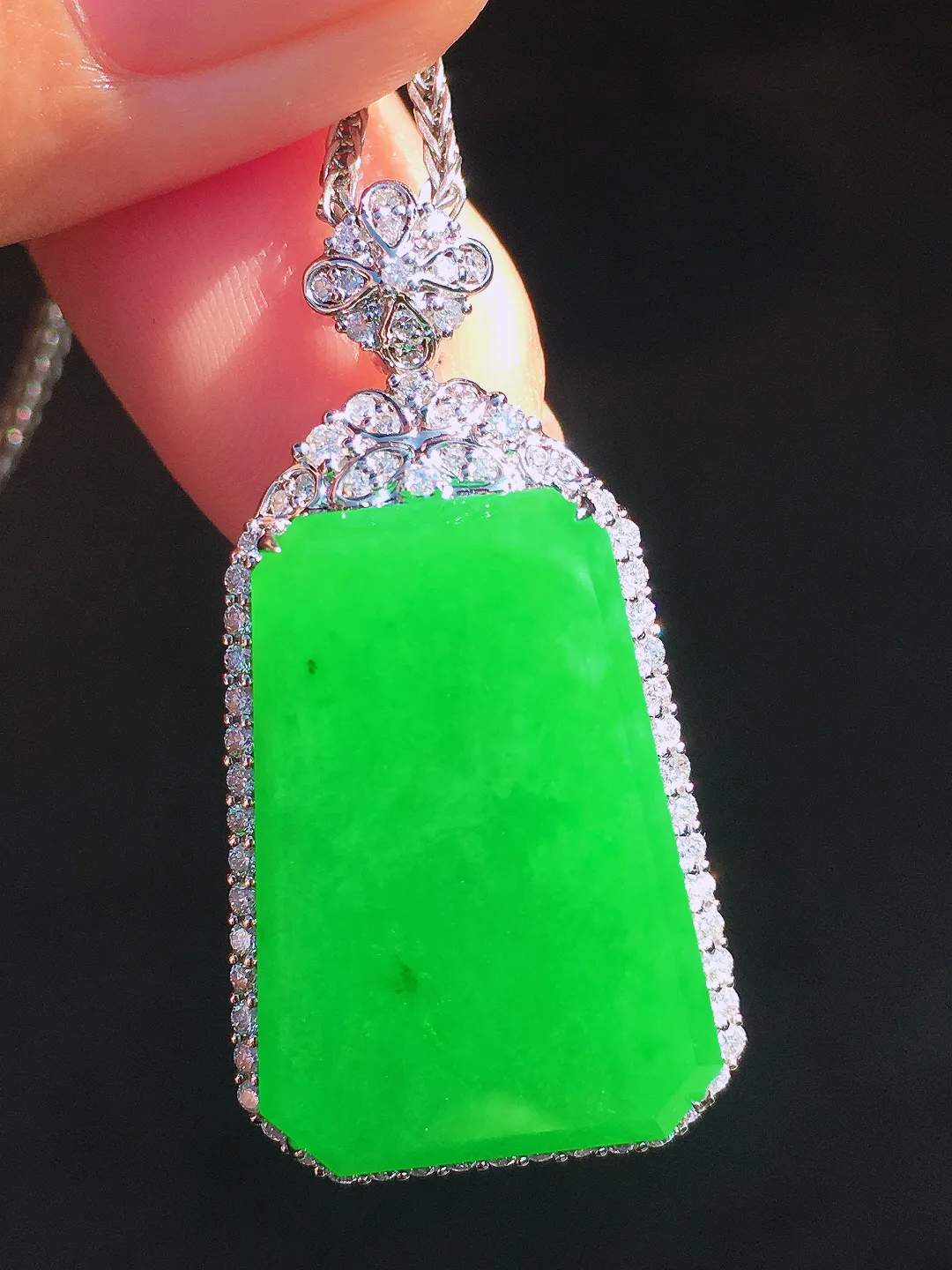 阳绿无事牌吊坠，色泽均匀艳丽，玉质细腻，荧光感超
强，饱满圆润，尽显优雅气质，18k
金豪华镶嵌