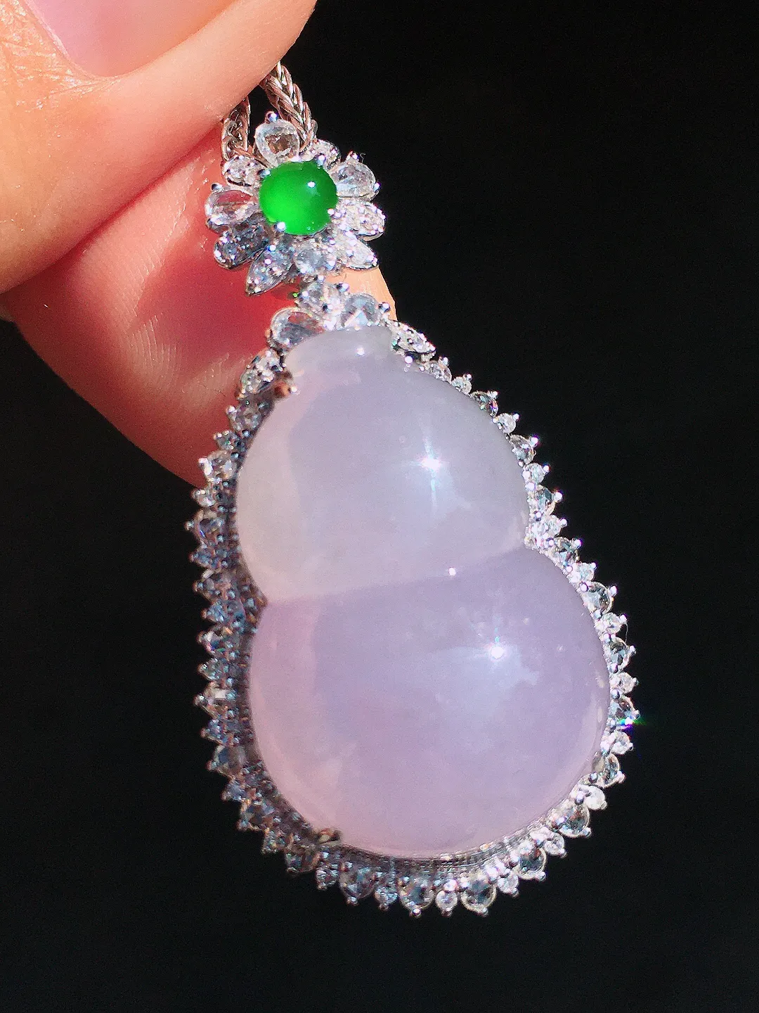 紫罗兰葫芦吊坠，色泽均匀艳丽，玉质细腻，荧光感超
强，饱满圆润，尽显优雅气质，18k
金豪华镶嵌