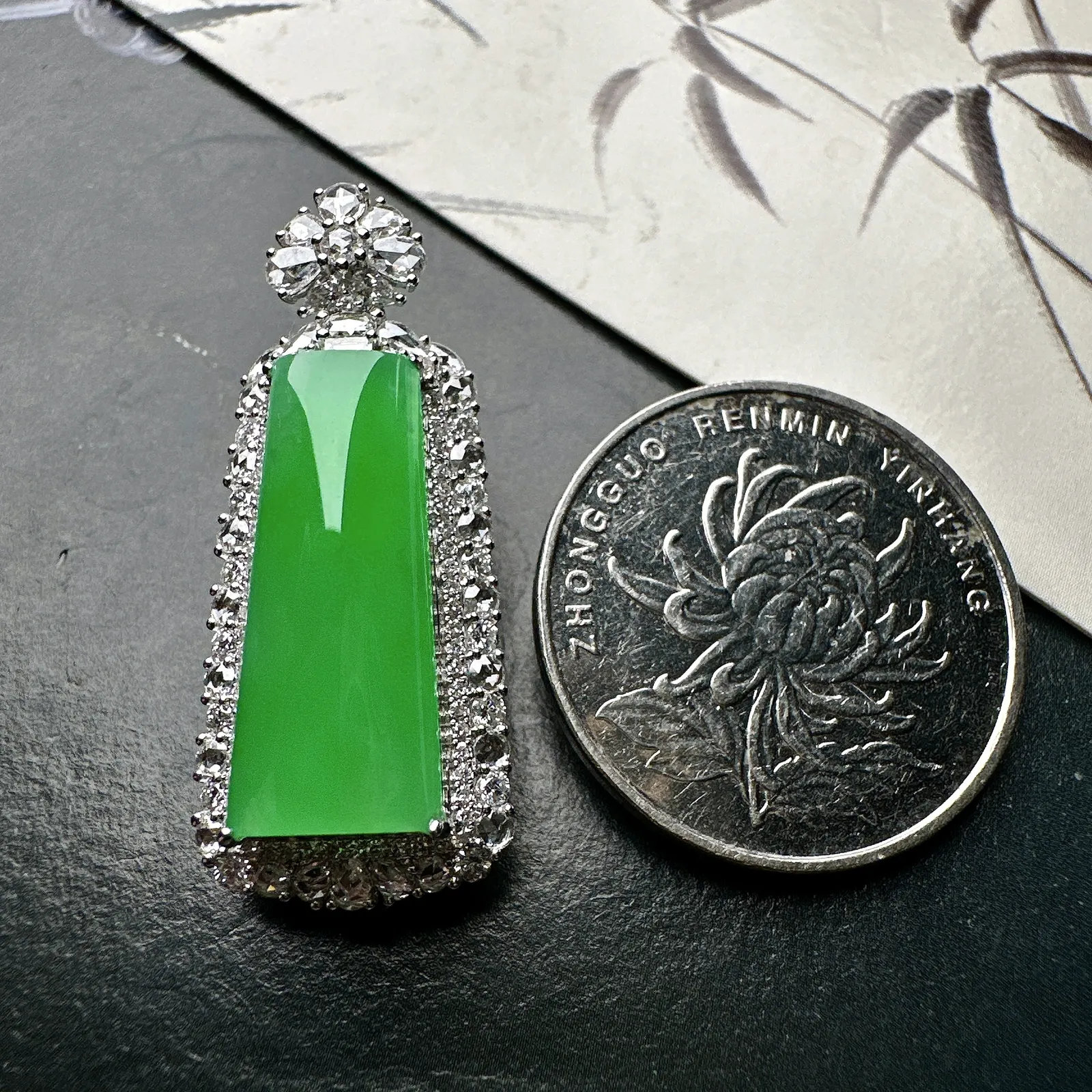 【冰种满绿无事柱吊坠】种水上乘，晶莹剔透，纯净通透，莹光感很强。18k金钻镶嵌，裸石尺寸20.3*9*4.1毫米
