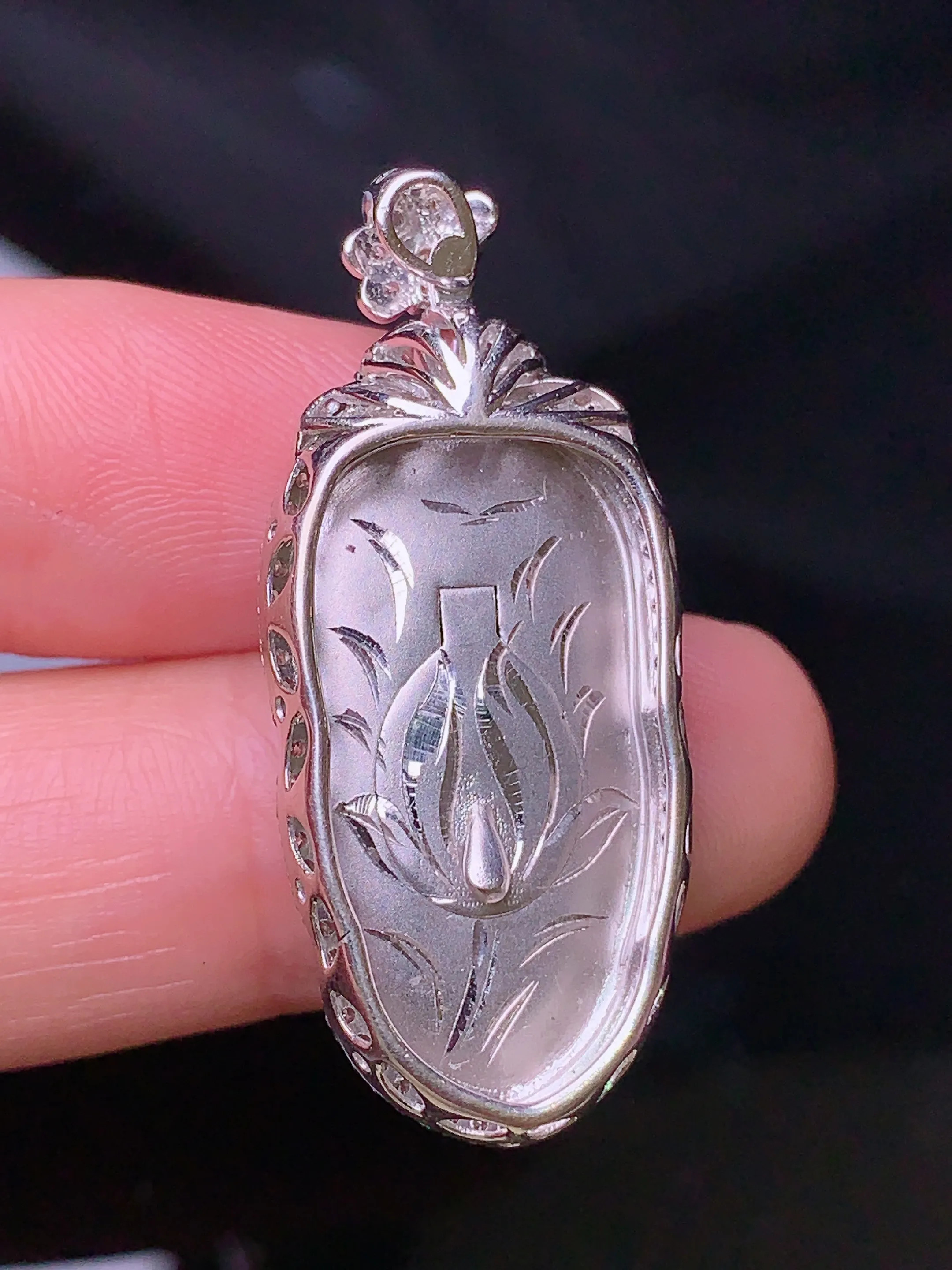 18k金钻镶嵌翠绿树叶吊坠 玉质细腻 色泽清新艳丽 整体尺寸36.2*15.7*7