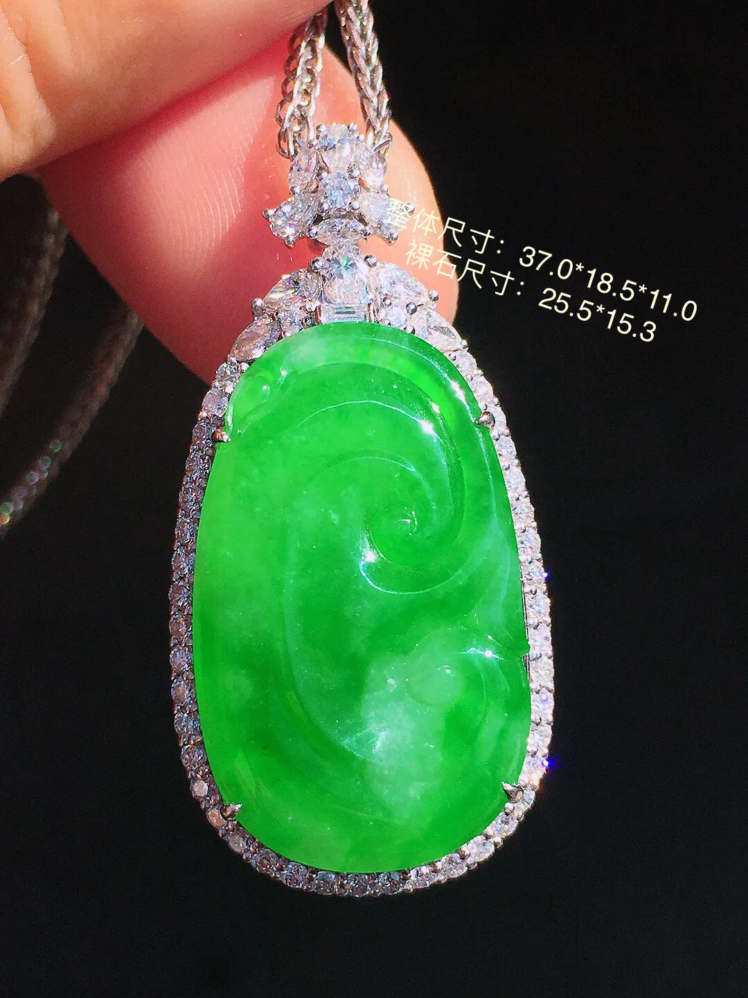 阳绿如意吊坠，色泽均匀艳丽，玉质细腻，荧光感超
强，饱满圆润，尽显优雅气质，18k
金豪华镶嵌