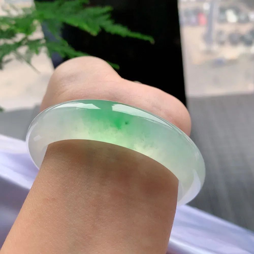 正圈冰玻阳绿 无瑕 尺寸:57.2/14.8/8.3 种色俱佳