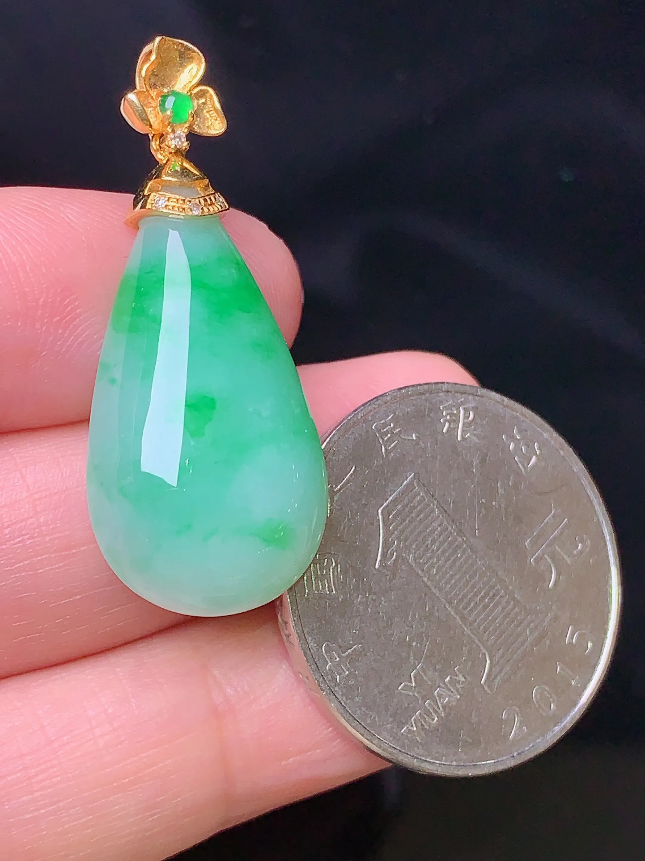 18k金镶嵌翠绿水滴吊坠 玉质细腻 色泽清新艳丽 整体尺寸35*14.6*6.2