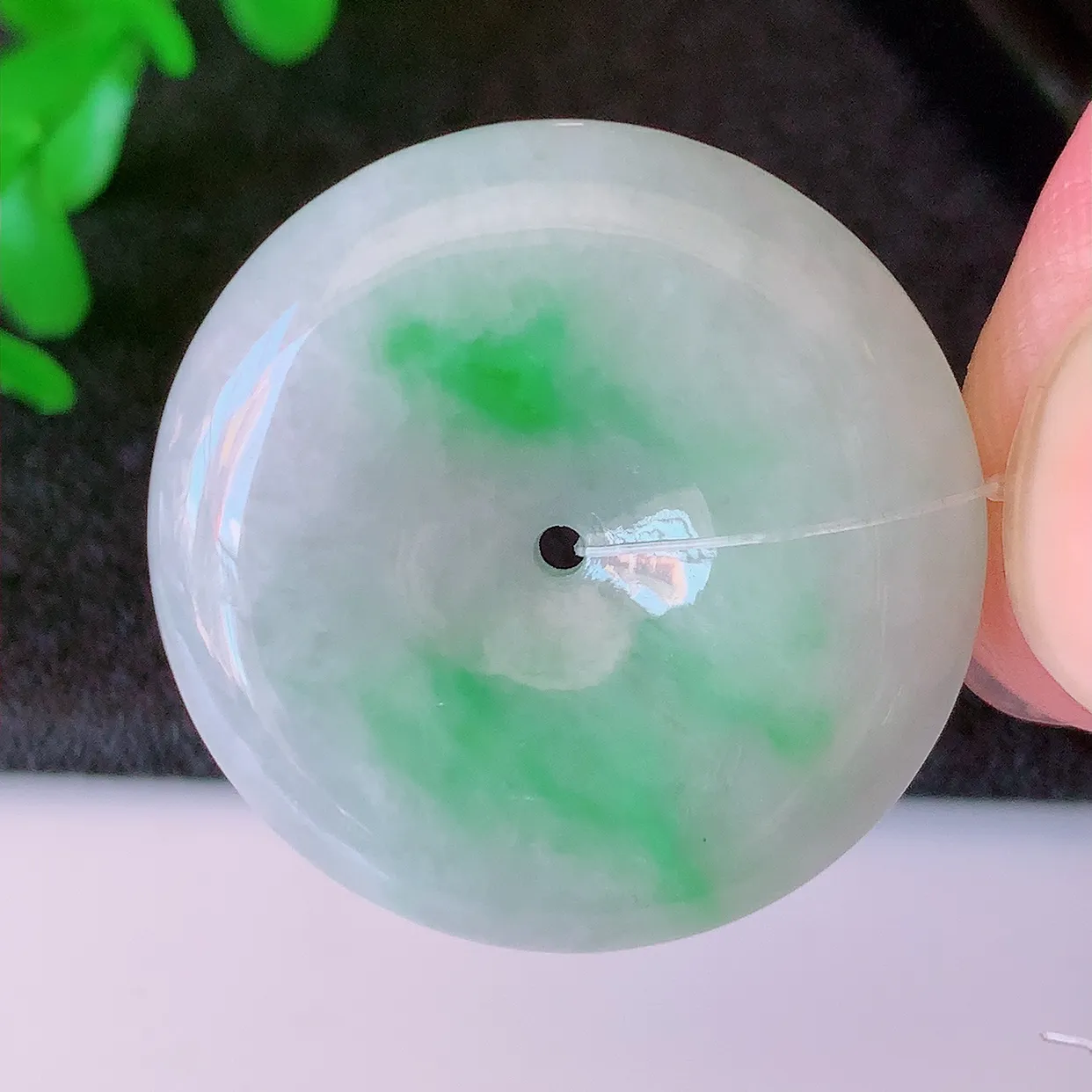 自然光实拍，冰润飘绿翡翠平安扣吊坠，玉扣，平安是福；很美的料子，平安扣佩戴优雅迷人！#49.7