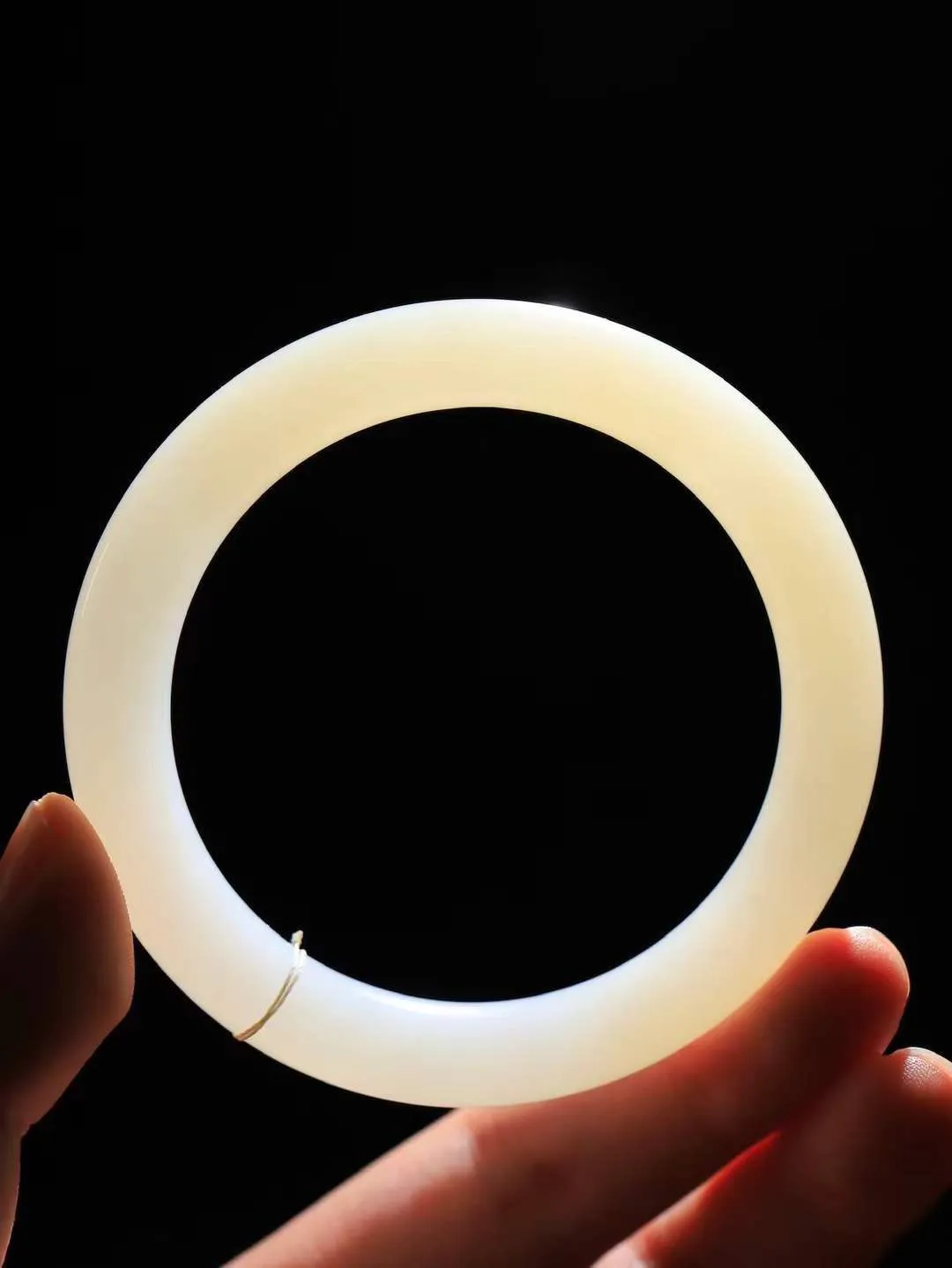 【花样年华·手镯】

精品️和田玉糖白玉手镯，质地油润细腻，色泽高贵典雅，镯型古朴典雅。在诗情画意的雨巷相遇，你是我腕间的一抹风情，有你眸有深情，清风荡漾湖间静水，我愿俯身低眉，在烟波涟漪处，寻你深情倩影。重55.5克  尺寸58-11-10mm   75110854A