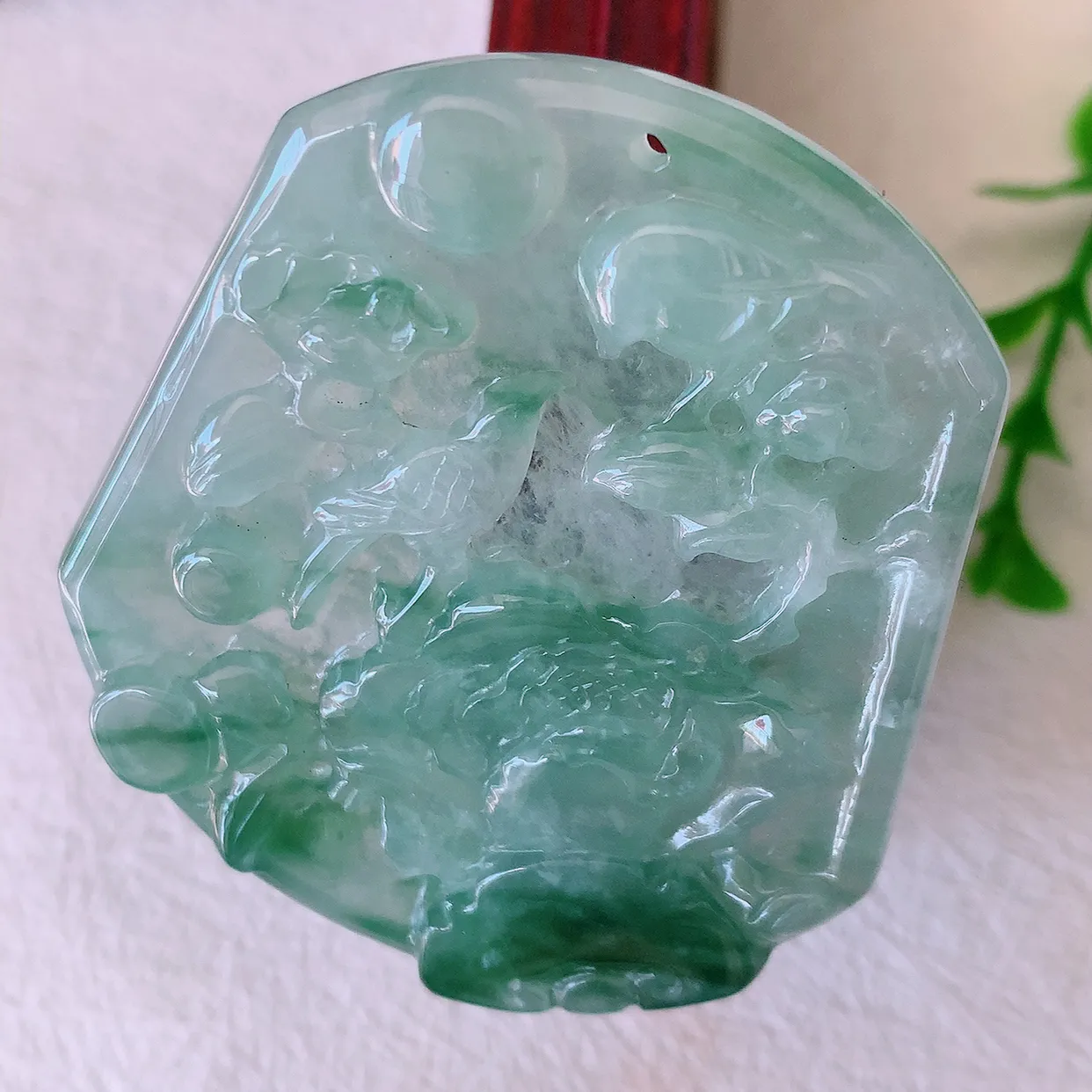 自然光实拍，冰种飘花翡翠喜上眉梢吊坠，时人之家，闻鹊声皆以为喜，故谓喜鹊报喜。”题材有喜上眉梢，双喜临门，花开富贵的美好意义。性价比超值！#46.7