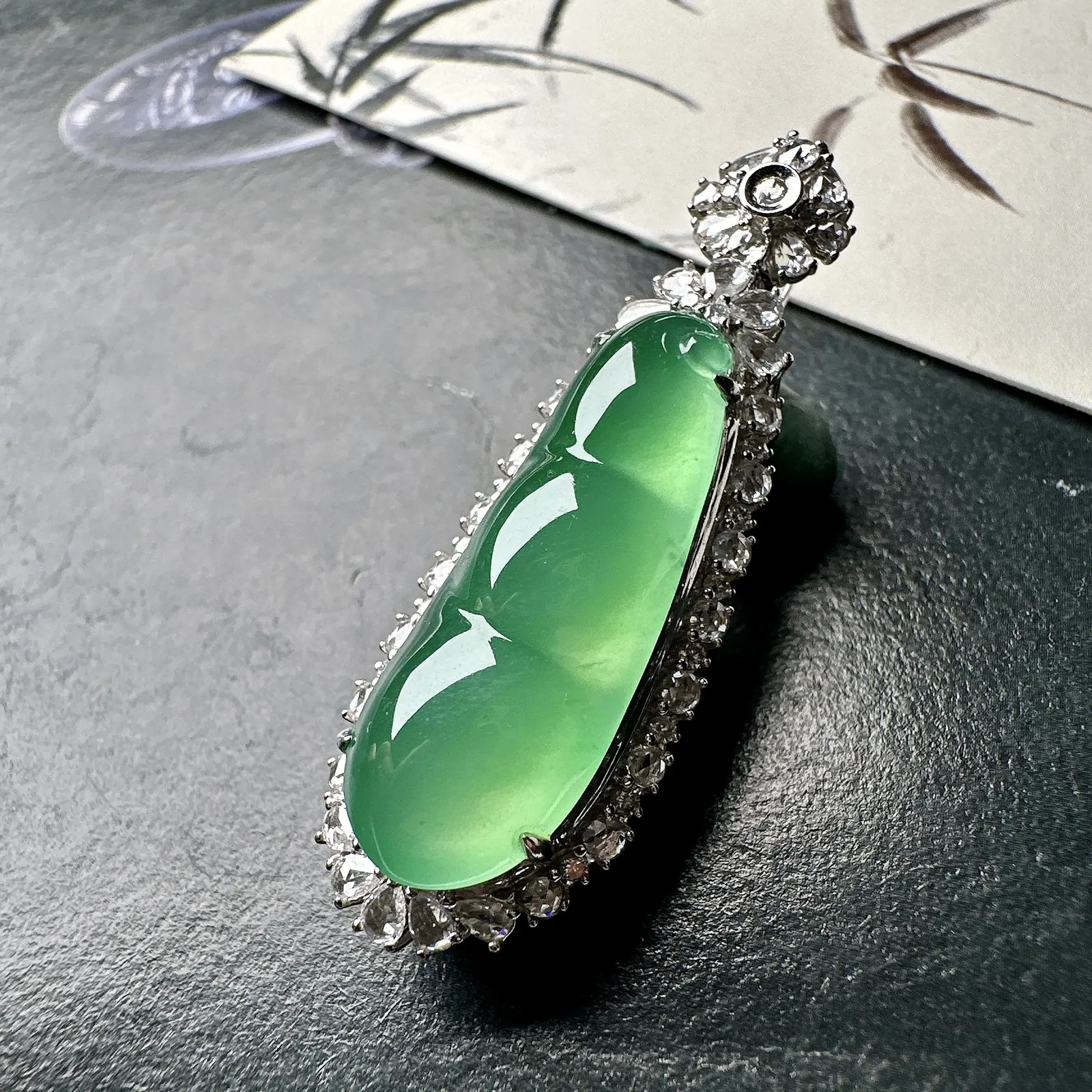 【冰种绿福豆吊坠】种地上乘，冰感十足，通透起光，饱满圆润，18k金钻镶嵌，裸石尺寸27.6*10.5*5.2毫米。