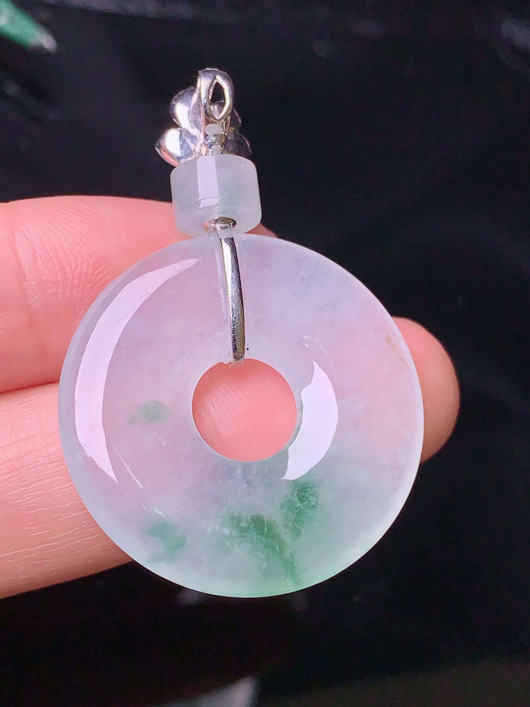 18k金钻镶嵌冰种飘绿平安环吊坠 玉质细腻 色泽清新艳丽 整体尺寸41.3*27.8*4.2