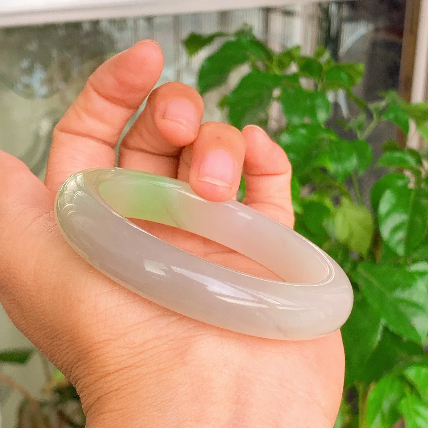 57圈口 收藏级和田玉白玉三色青海翠翠青手镯   57圈口条宽13厚10重61.5克，玉质细腻油润 底色纯净 脂粉好。结构好。品质好！lt251107