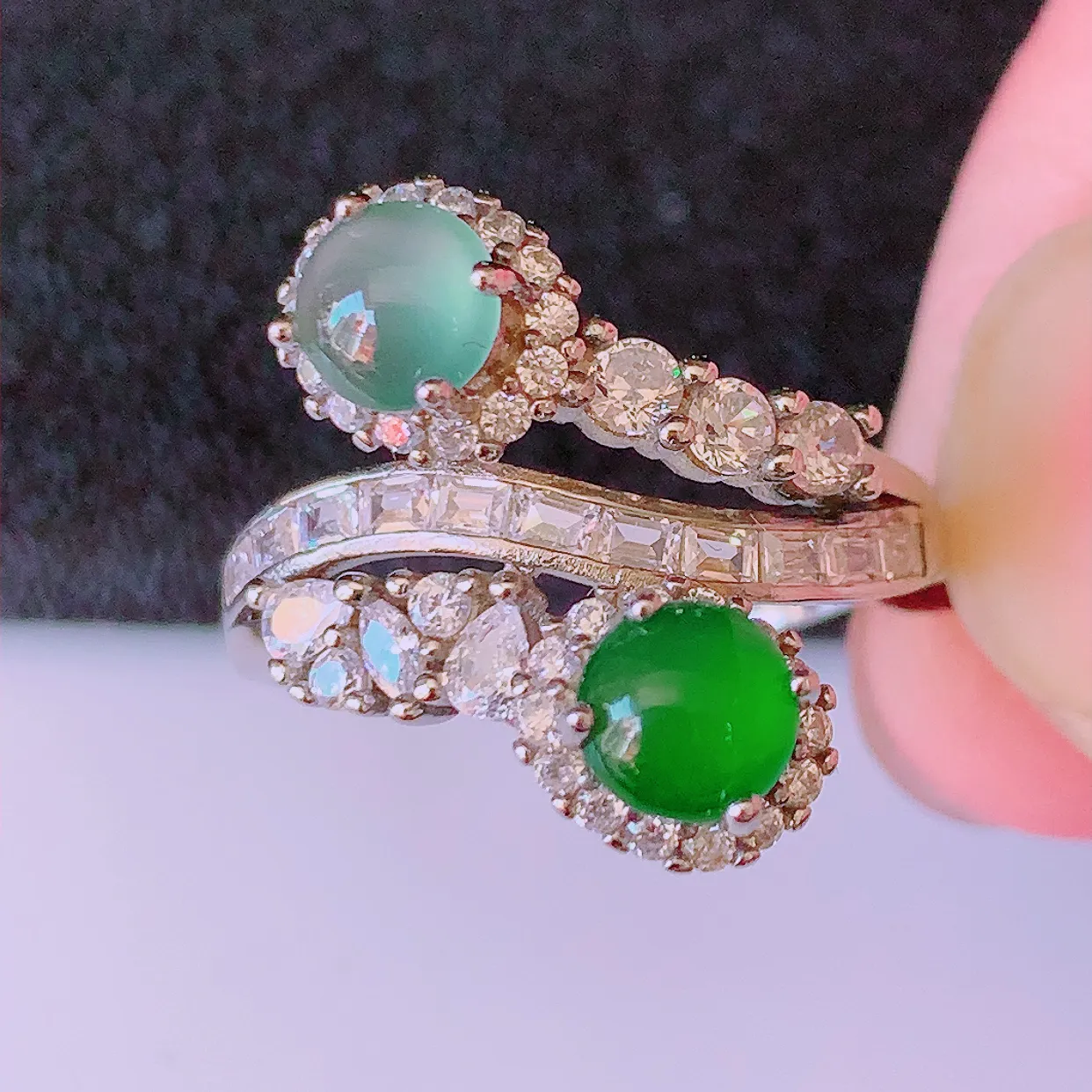 冰透满绿翡翠925银镶嵌戒指，自然光实拍，翠色灵动，颜色漂亮，种老水足，品相佳，佩戴佳品！#97.7（圈口可调大小）整体24.5-17.7-6.2裸石4.5*4.5