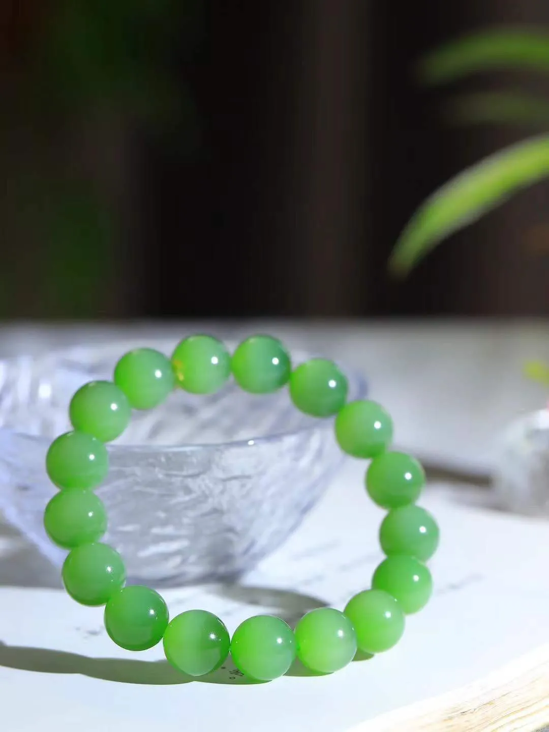 【珠圆玉润.手串】

收藏级臻品️和田玉碧玉猫眼珠圆玉润手串 玉质温润细腻  整串打磨圆润，佩戴舒适。珠珠落玉盘，间关莺语花底滑，一生美好时光，无论身在何处，都有它相伴相守。事事顺遂，幸福美满，吉祥如意。重45.8克 尺寸取一11.9mm  FDA-22110833