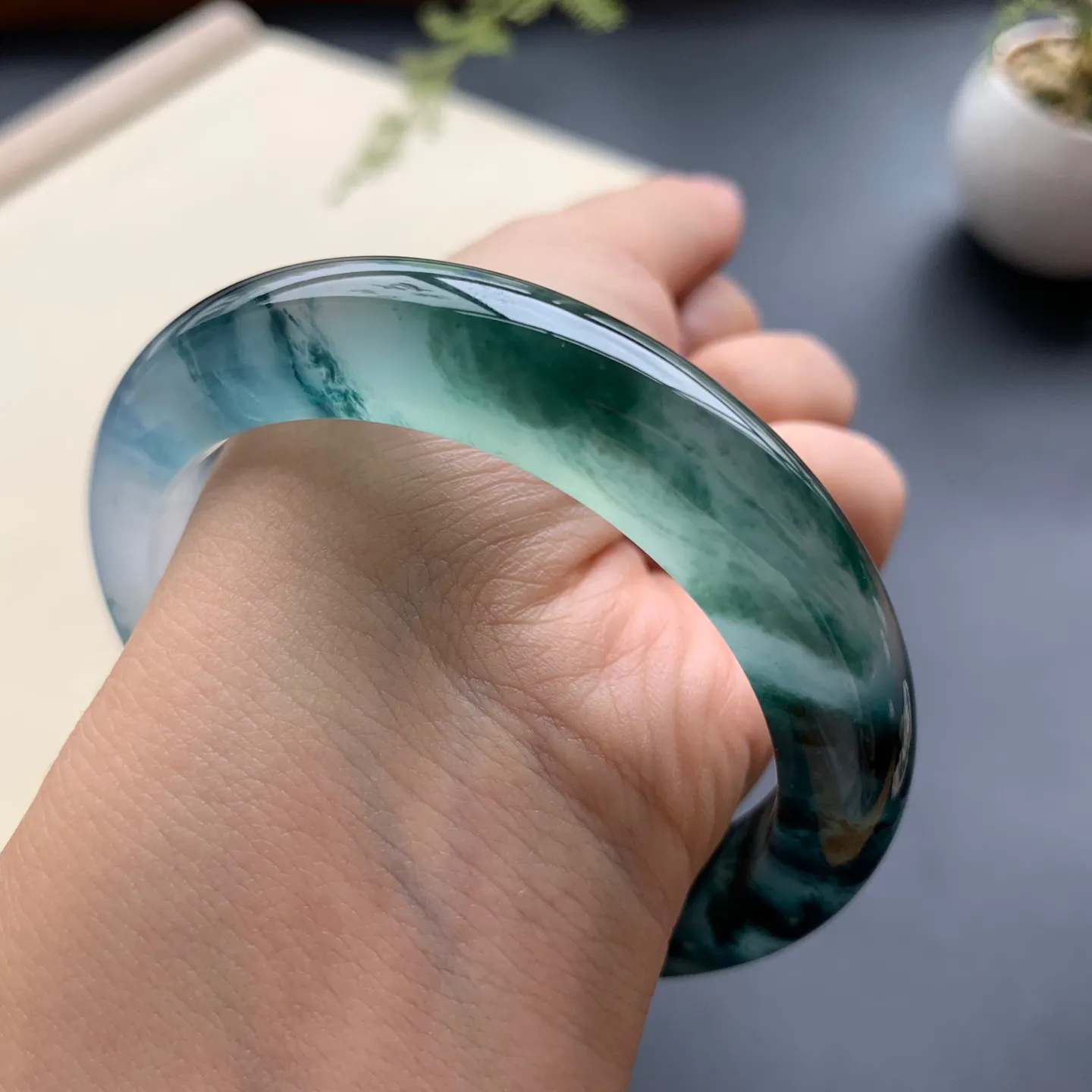 55.2圈口冰种飘花正圈手镯 尺寸：55.2-11.6-9，水润透亮，花色浓郁