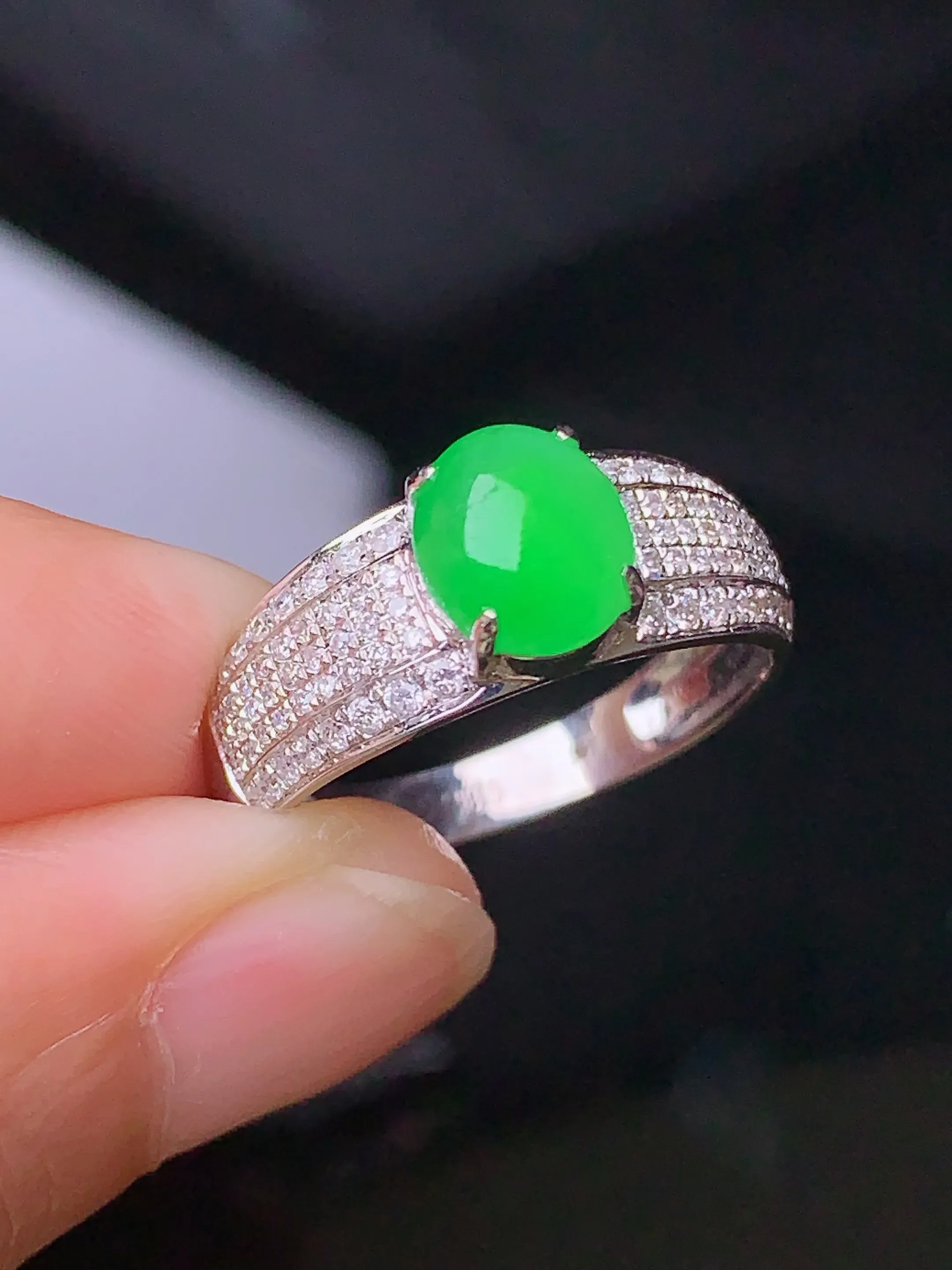 18k金钻镶嵌满绿蛋面戒指 玉质细腻 色泽清新艳丽 圈口15 整体尺寸7.2*6.3*3.8