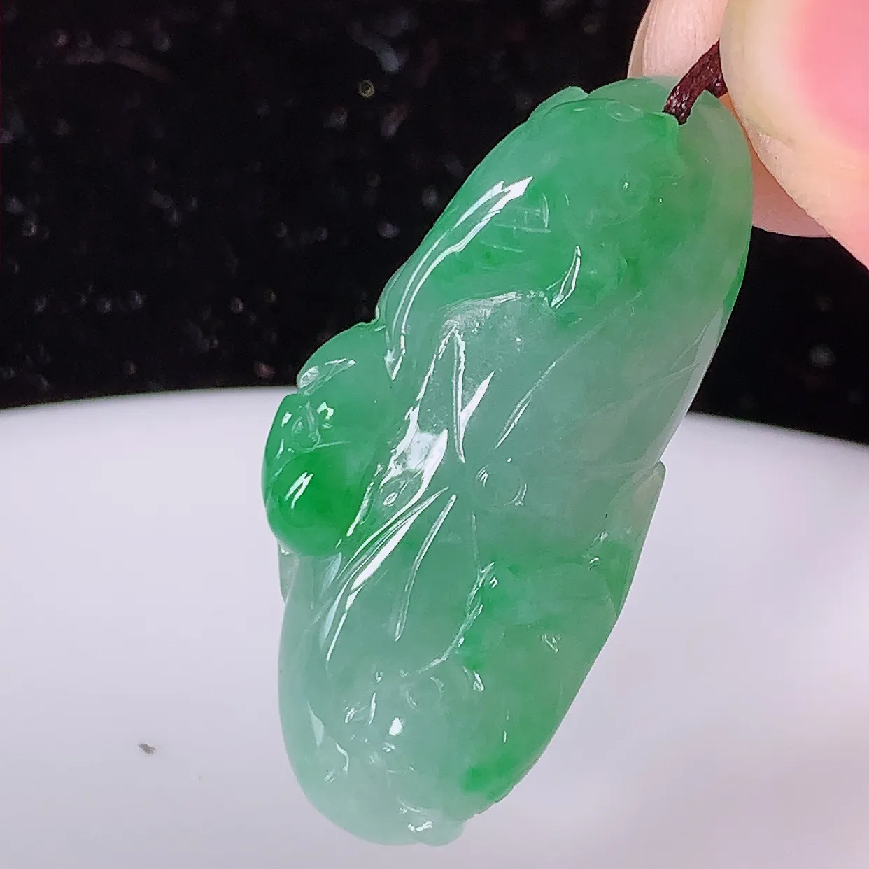 自然光实拍，冰润飘绿翡翠荷叶鱼、和和美美玉坠，财源广进，自然隐逸、荷本是素不着尘之物，有和美之寓意。