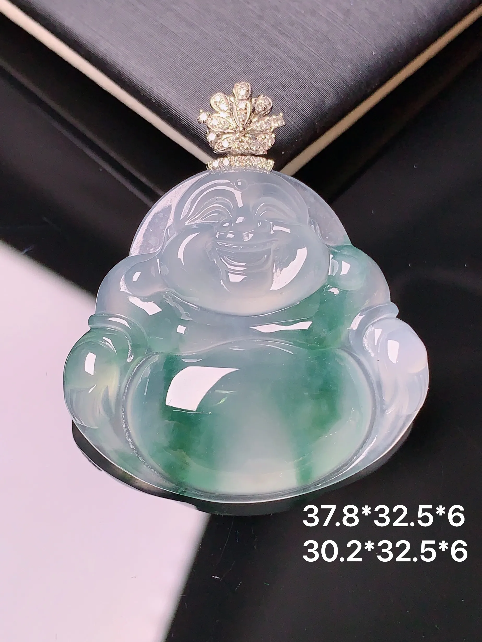 18k金钻镶嵌冰种飘绿佛公吊坠 玉质细腻 色泽清新艳丽 整体尺寸37.8*32.5*6