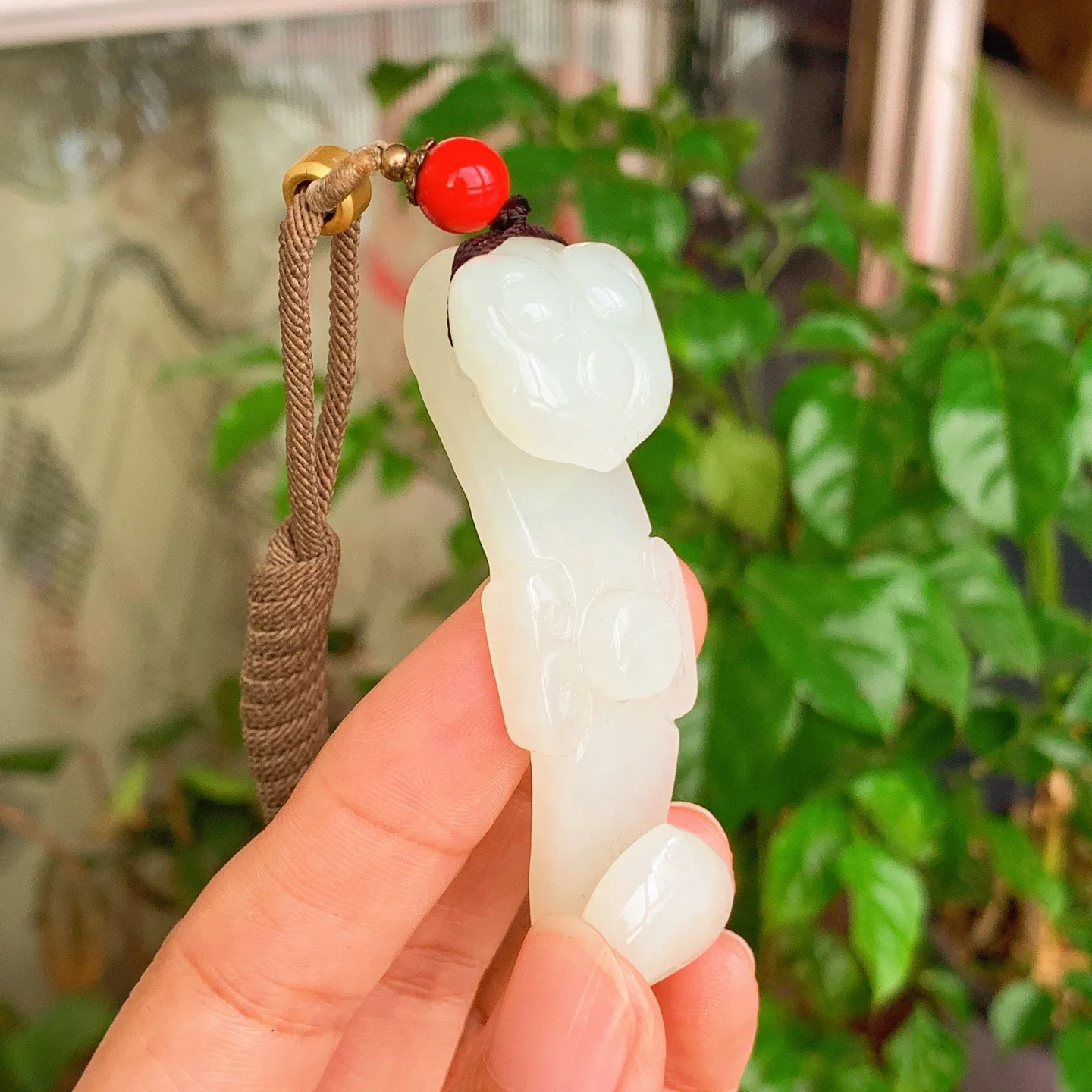 和田玉白玉如意挂件。尺寸67/21/18重31.5克。玉质细腻油润。手推出油。佩戴高端典雅。lt251107