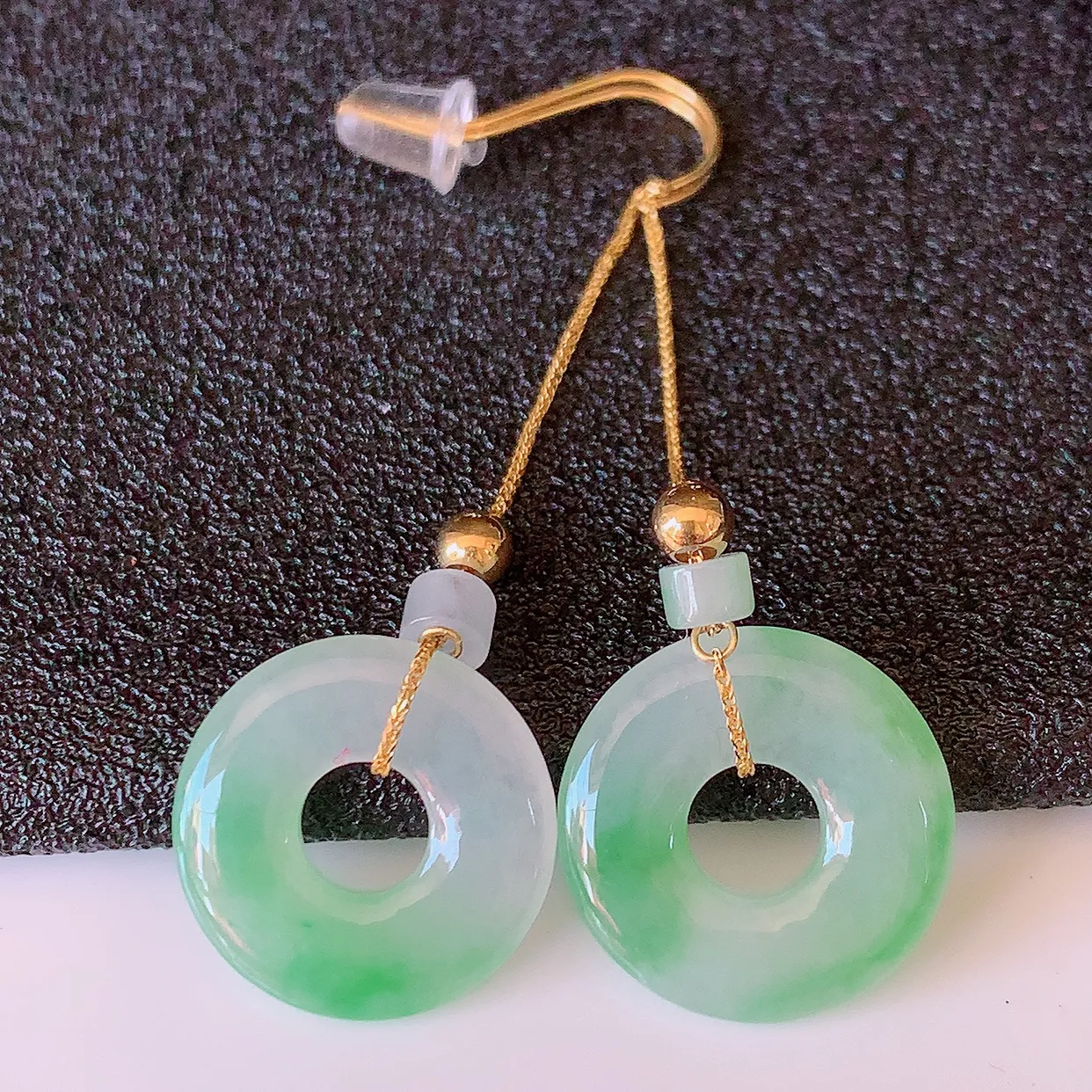 18k金镶嵌冰种飘绿翡翠平安扣耳坠，沁人心脾，耳坠佩戴效果大气出众，尽显气质。种水好，胶感足，颜相当漂亮，高性价比，值得入手品鉴！#41.7整体46裸石14.2*2.8