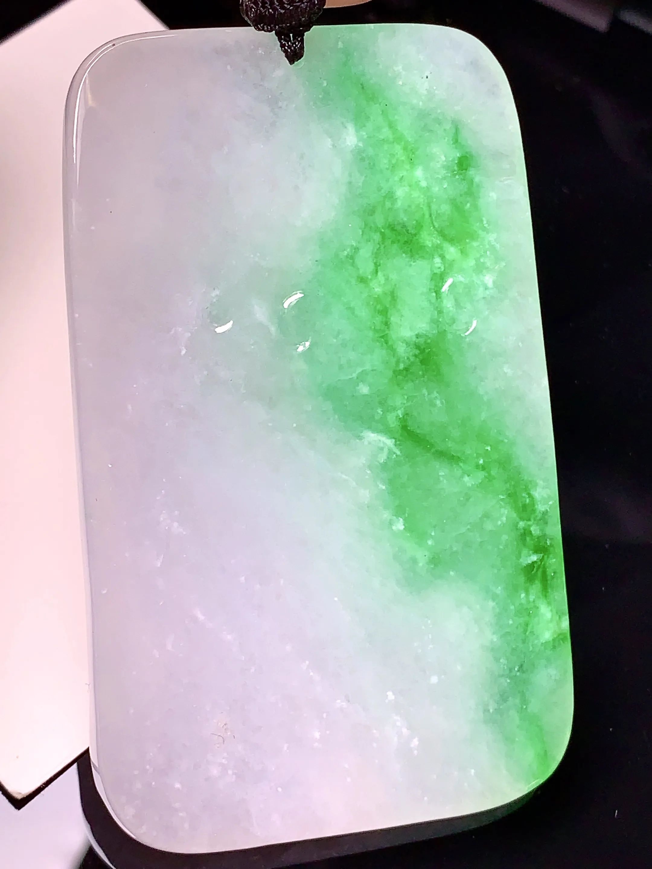 飘绿观音菩萨吊坠 玉质细腻 色泽清新艳丽 整体尺寸68.5*43.2*8